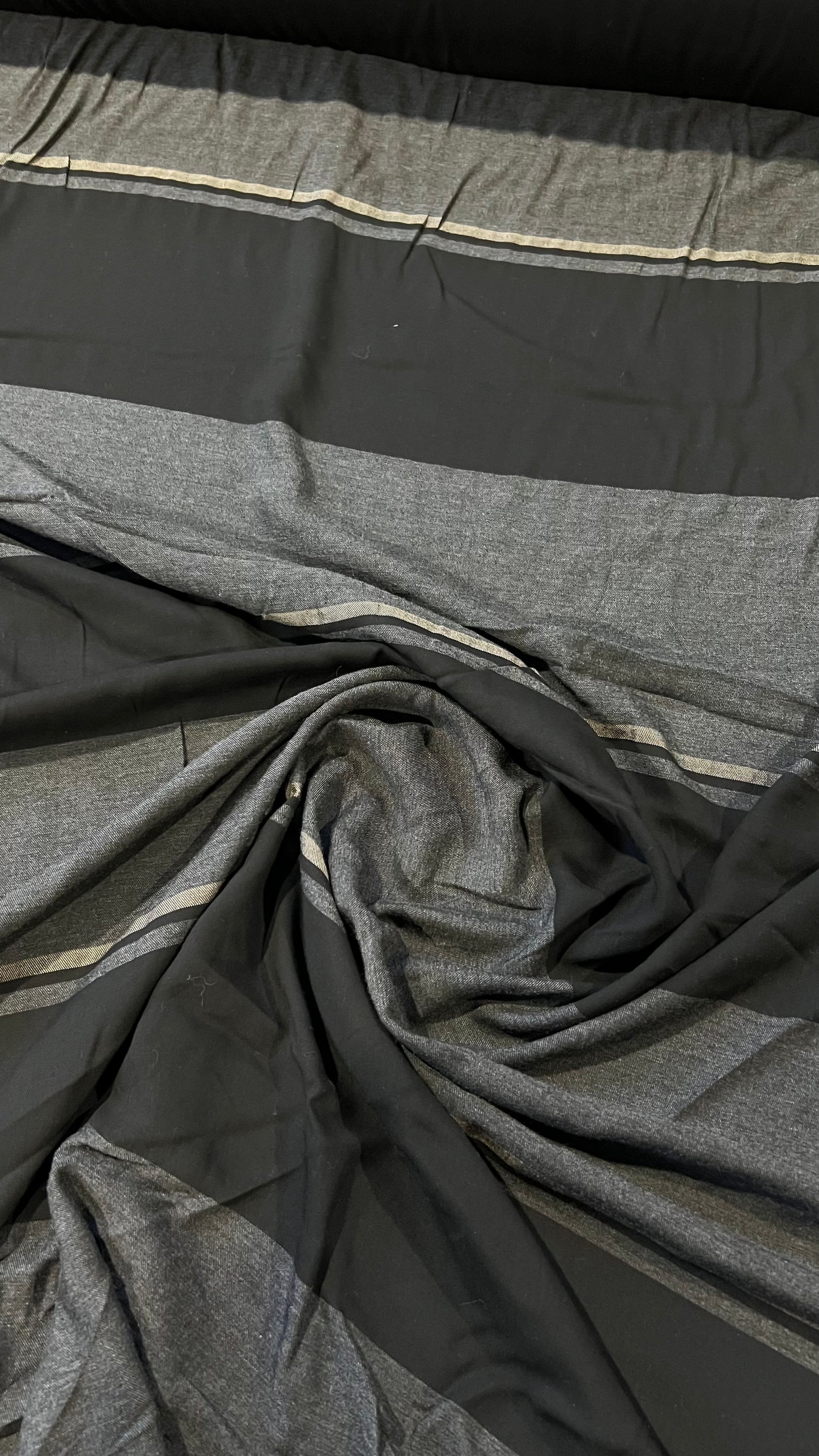 H01 Indy 022 irregular twill stripes grey/black