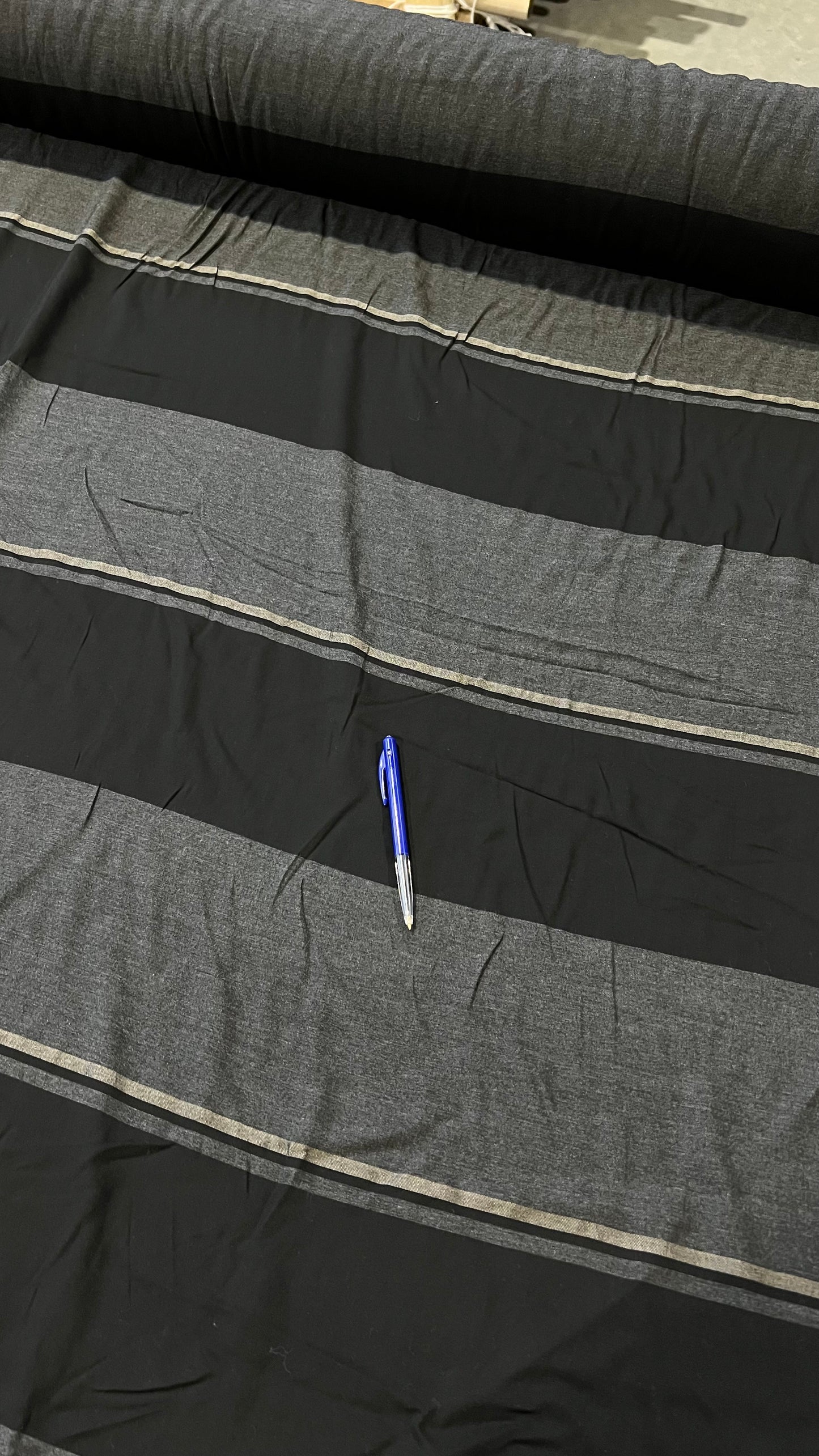 H01 Indy 022 irregular twill stripes grey/black