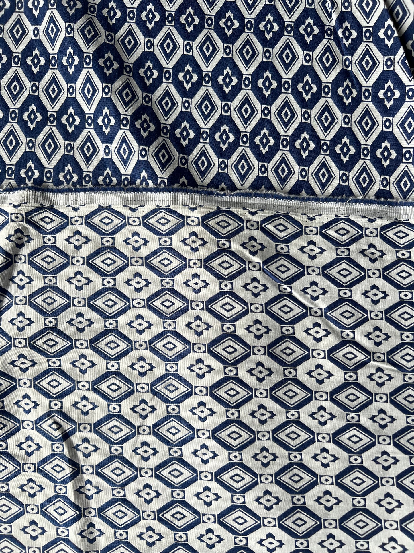 Wallet on diet 035 cotton stretch jacquard blue /white geo design