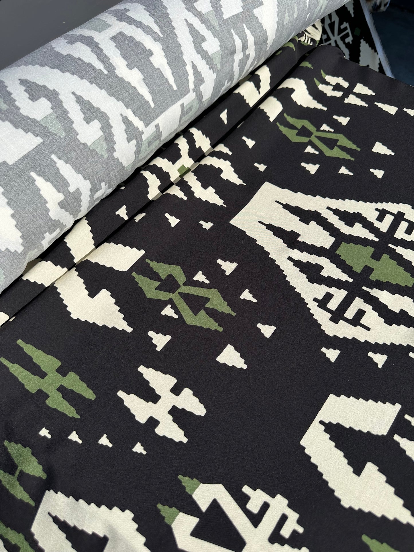 A01 Charlotte 015 viscose satin ethnical print black-Green-écru