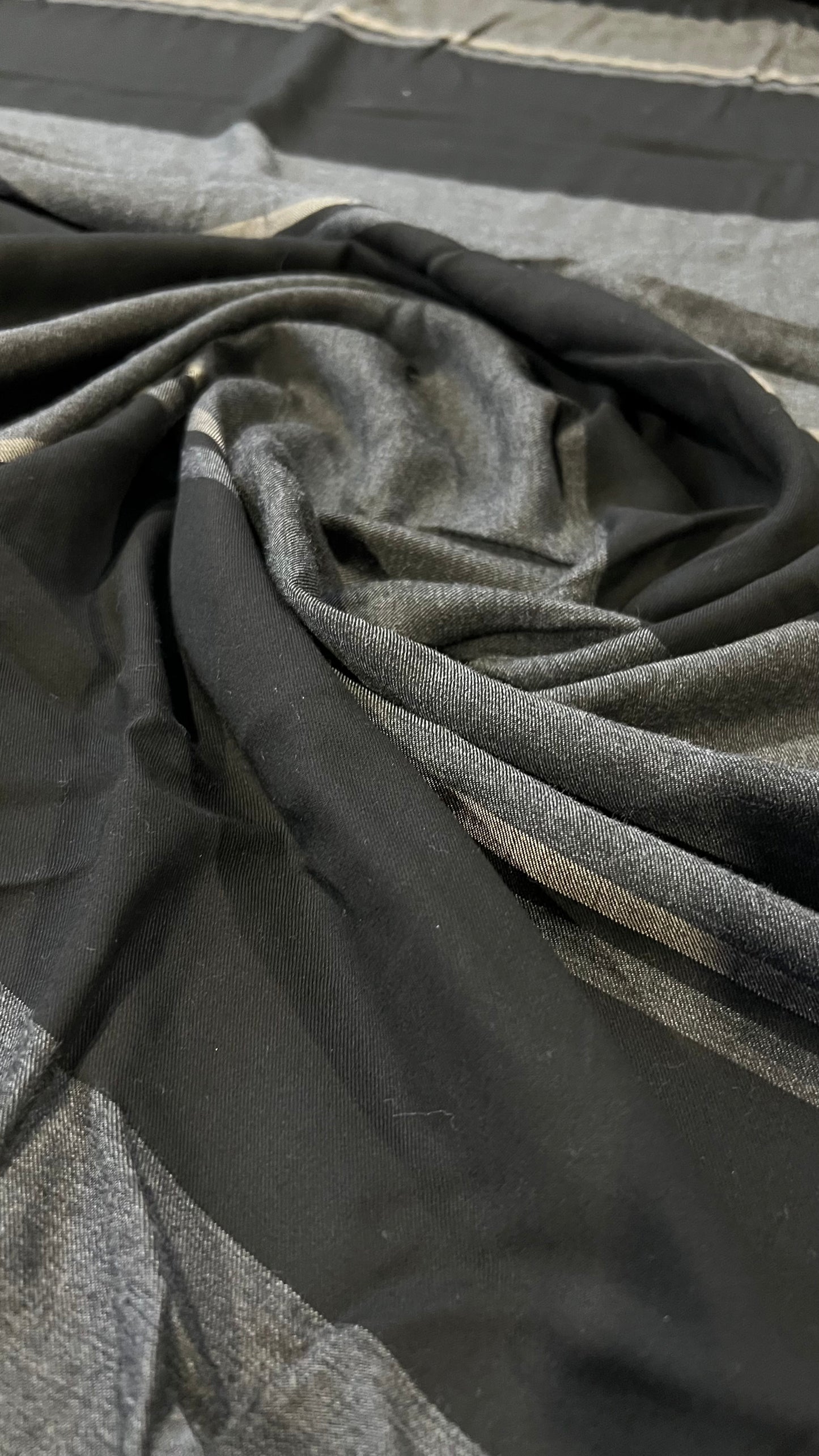 H01 Indy 022 irregular twill stripes grey/black