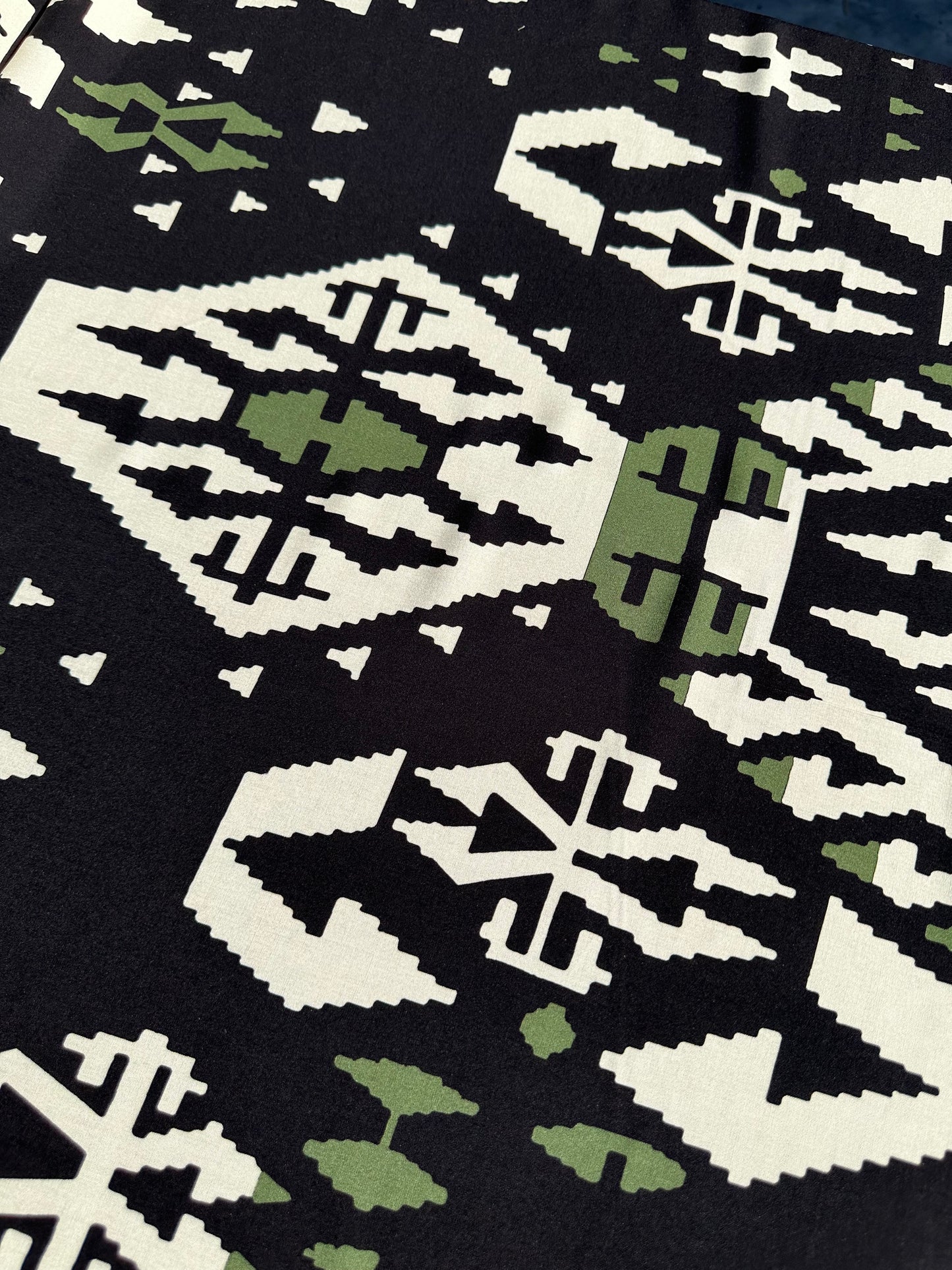 A01 Charlotte 015 viscose satin ethnical print black-Green-écru