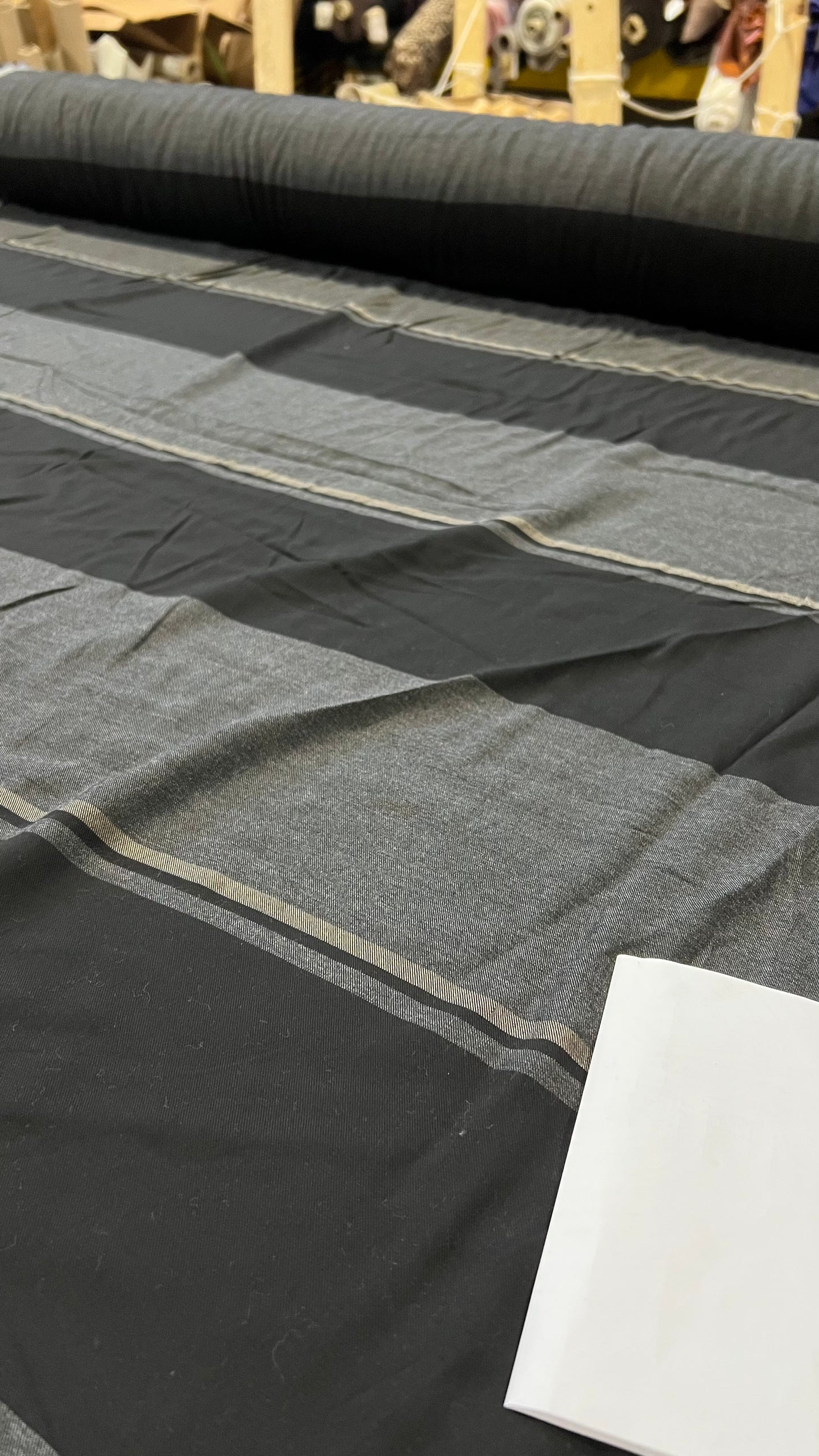 H01 Indy 022 irregular twill stripes grey/black