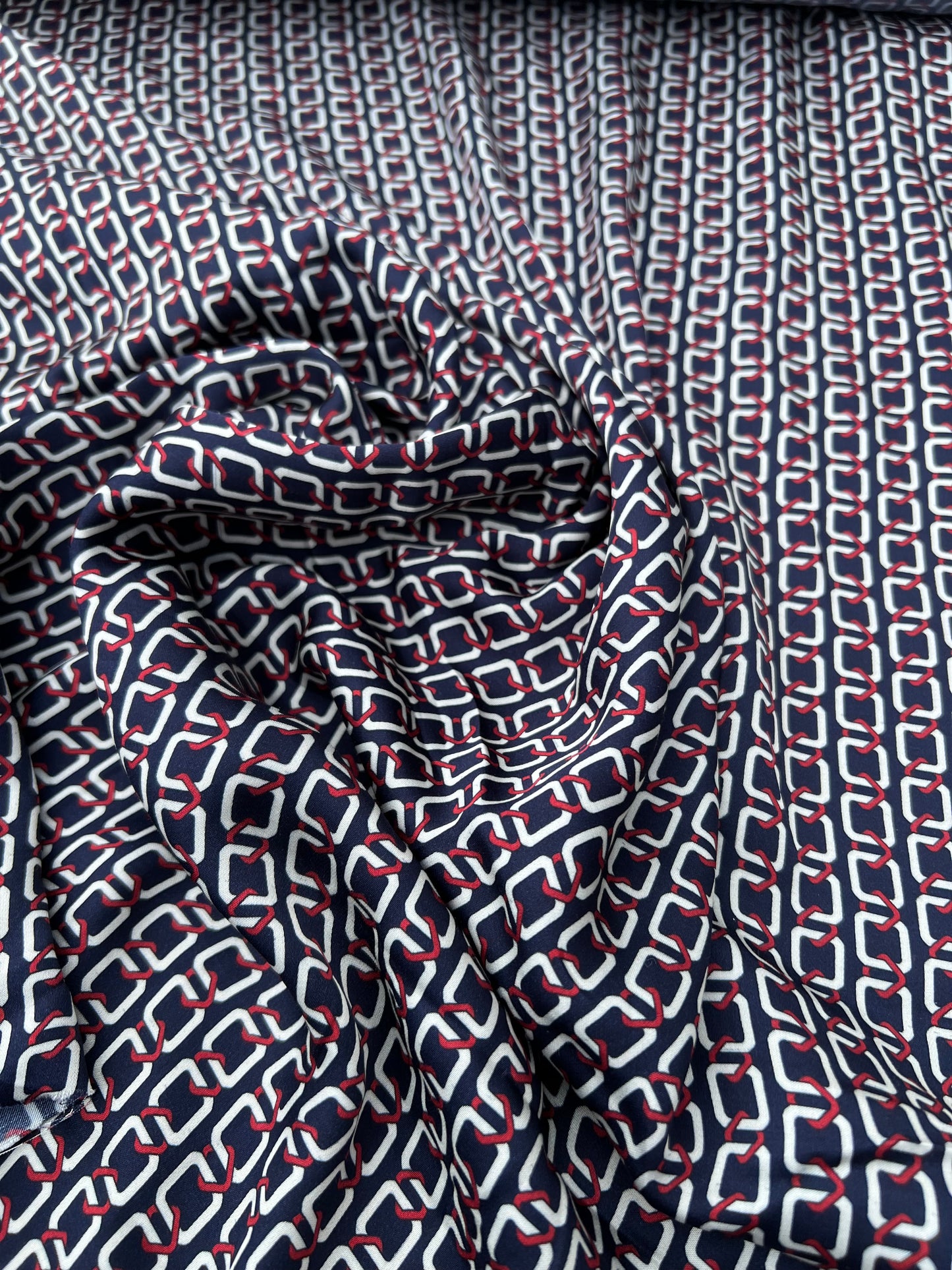 Fiona 020 satin viscose navy with ref ecru chain prints