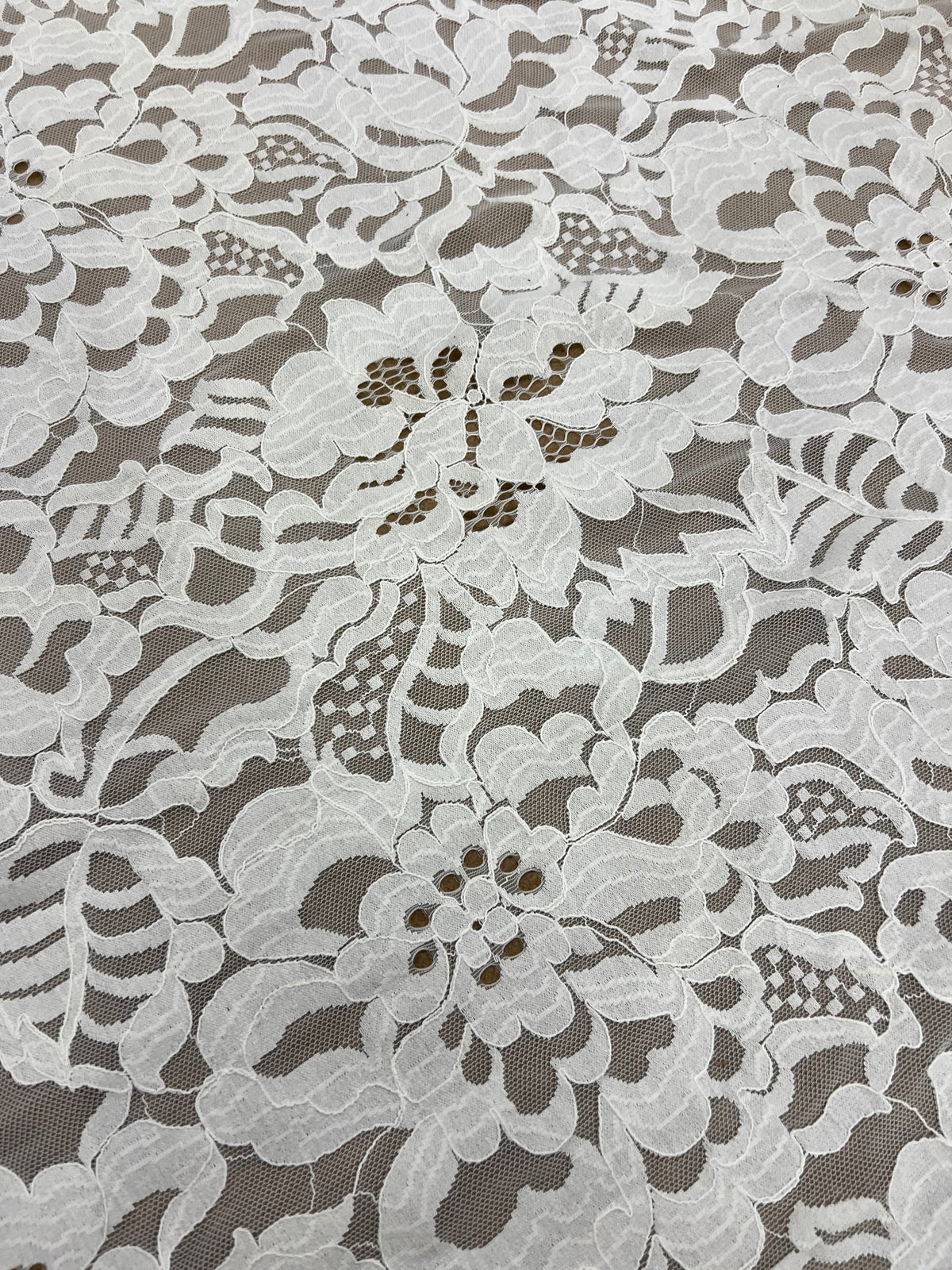 Enrique 025 écru viscose lace with flowers