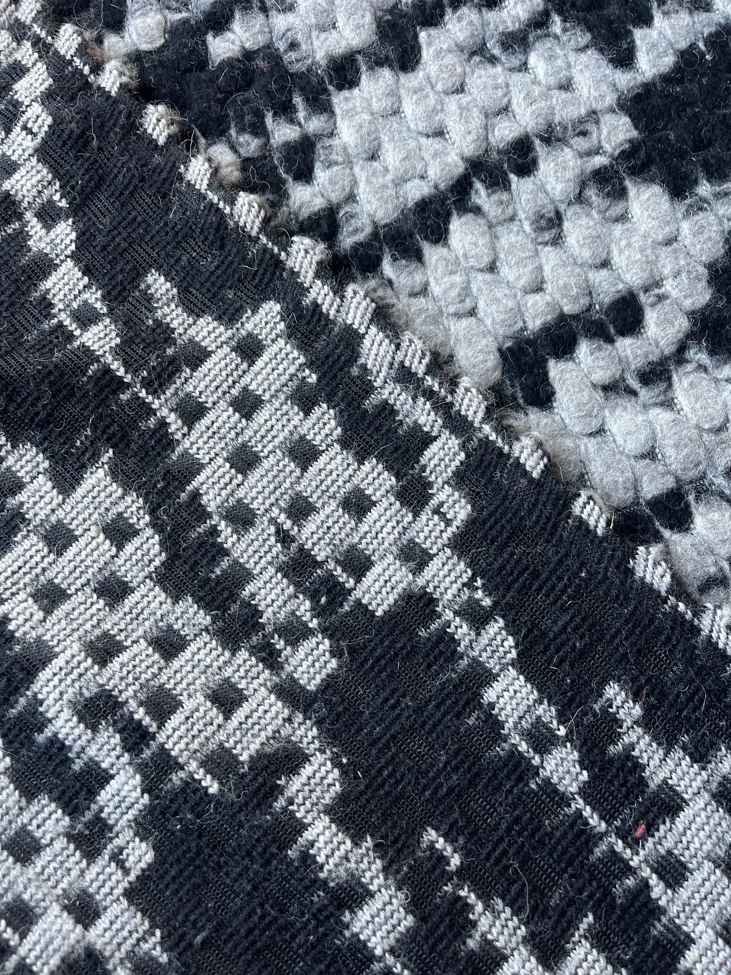 LISA 022 boiled wool bouclette grey/black with huge pied de coq