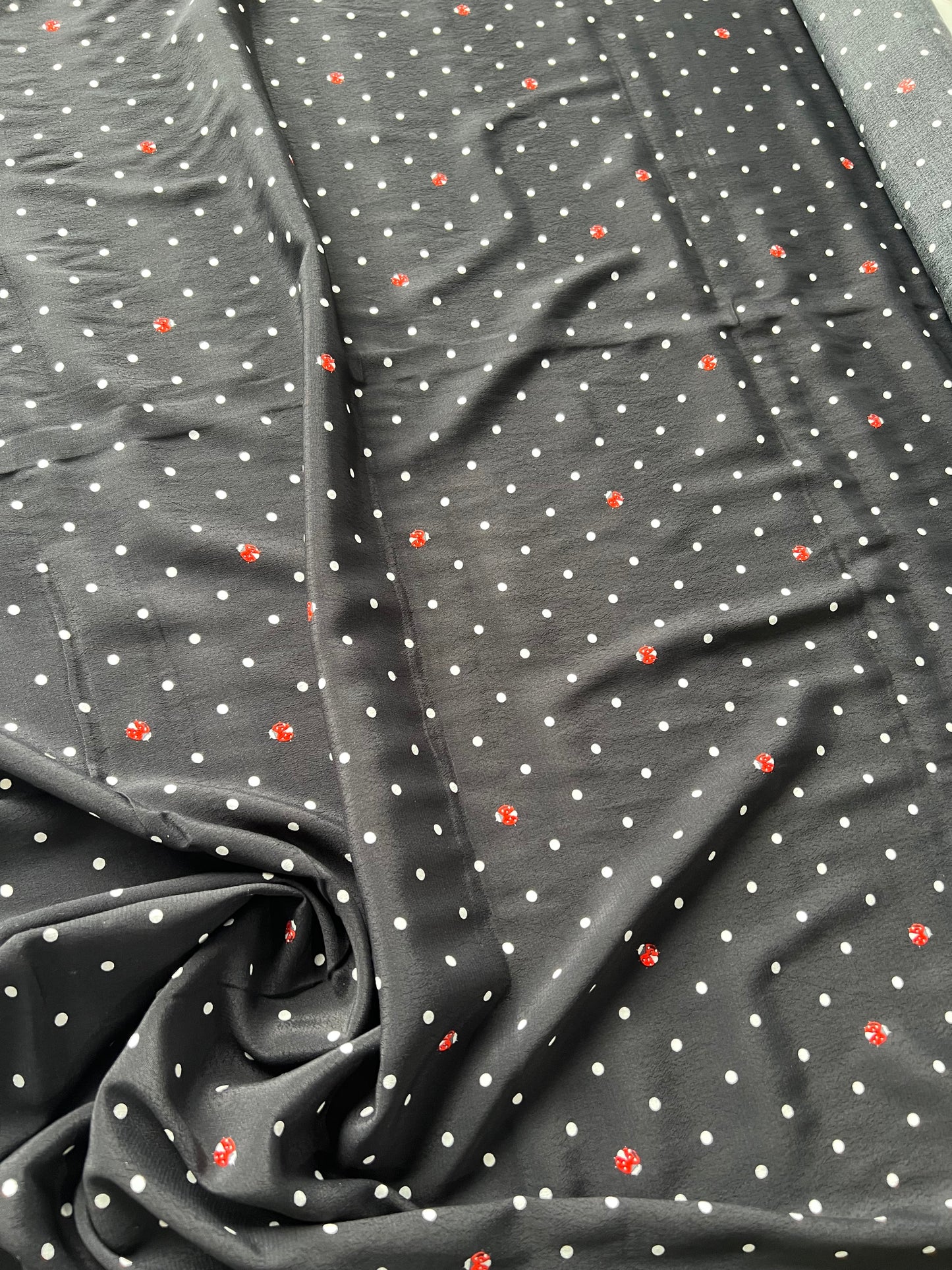 Wallet on diet 030 crêpe viscose black with white dots and ladybugs