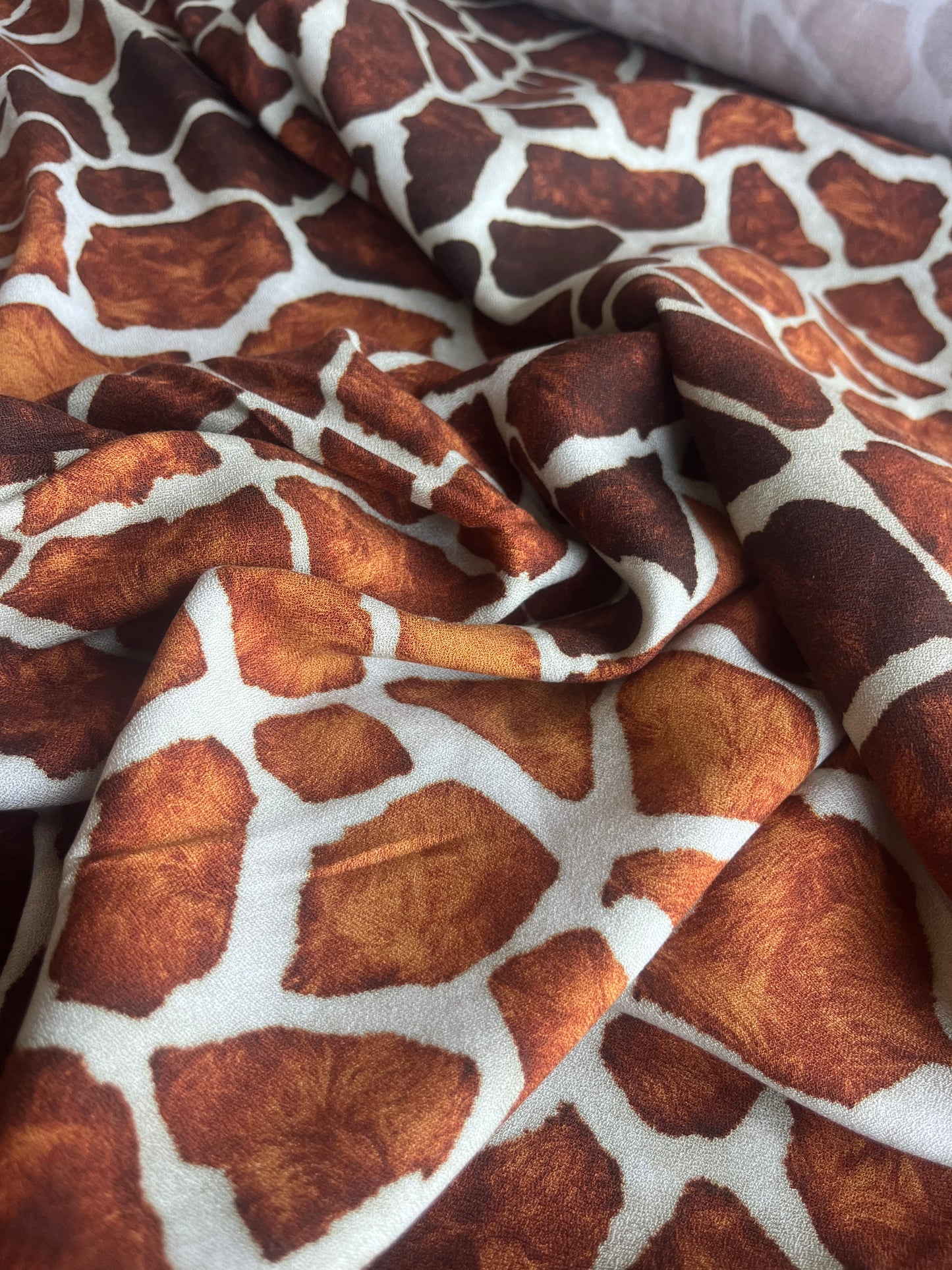 RW 017 crêpe viscose with giraffe motif