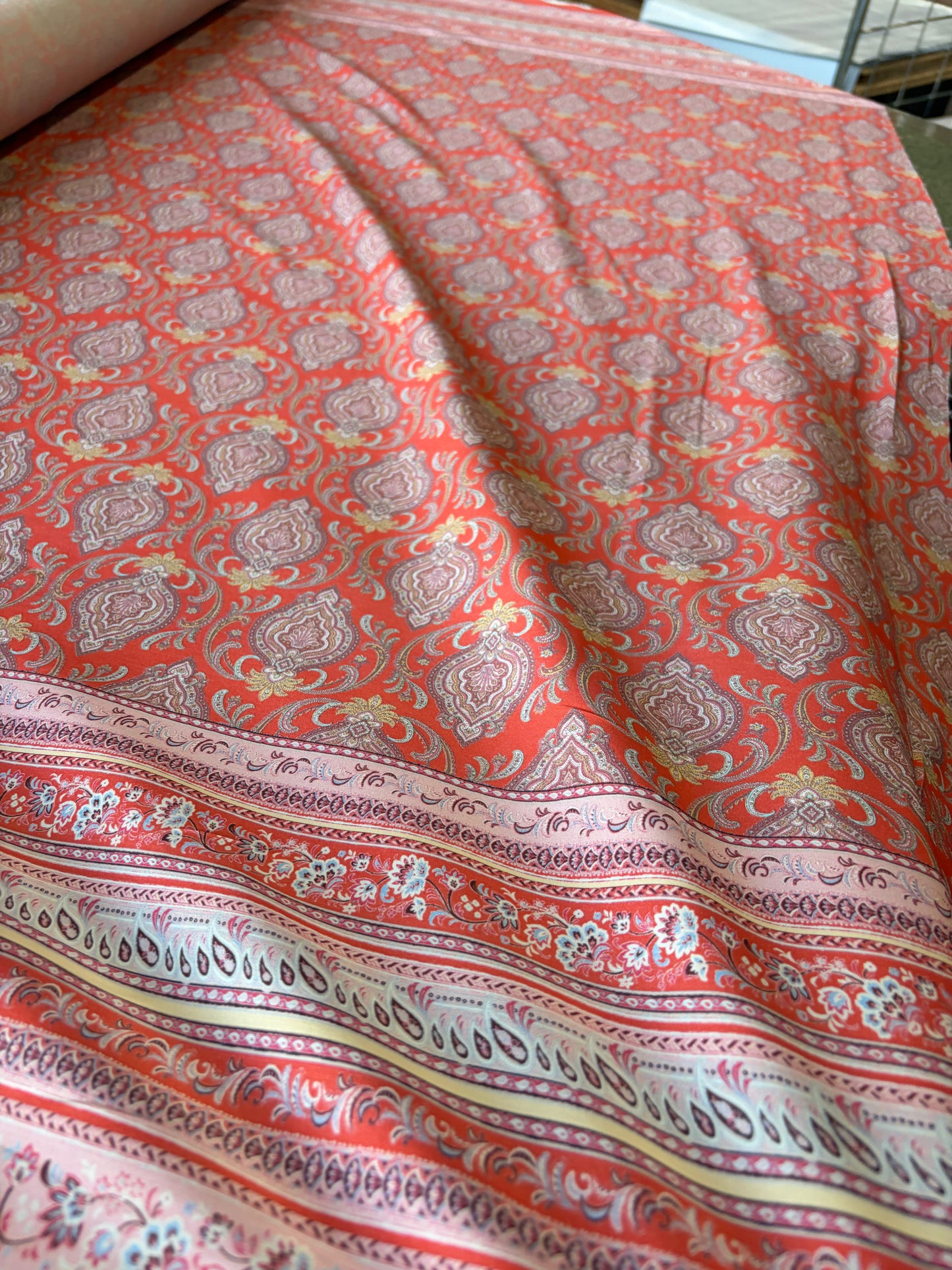APU 012 coral/pink double border viscose