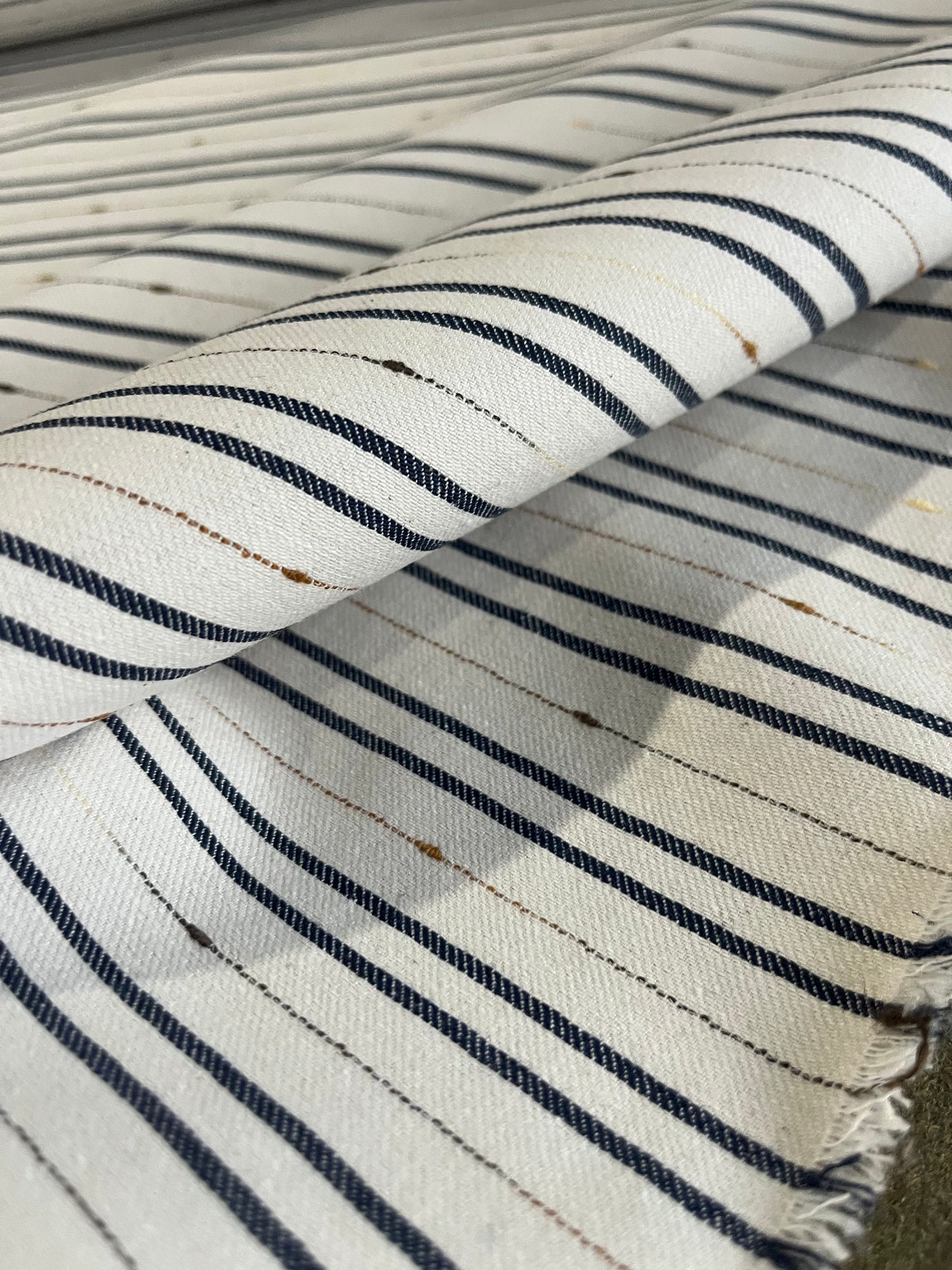 RAOUL 007 coloured white denim with irregular slub stripes indigo