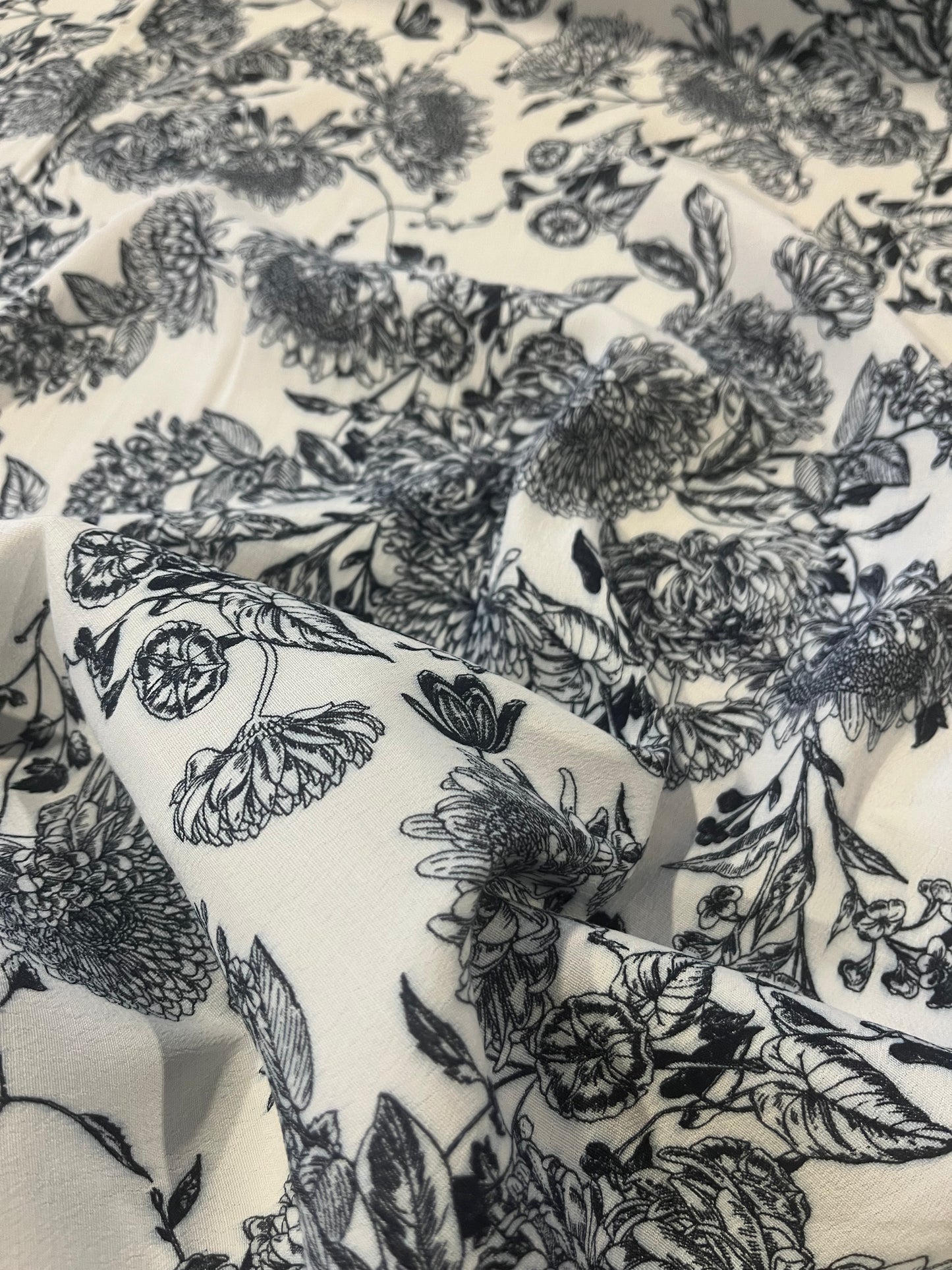 B01 Mattia 1000 crêpe viscose black/white print