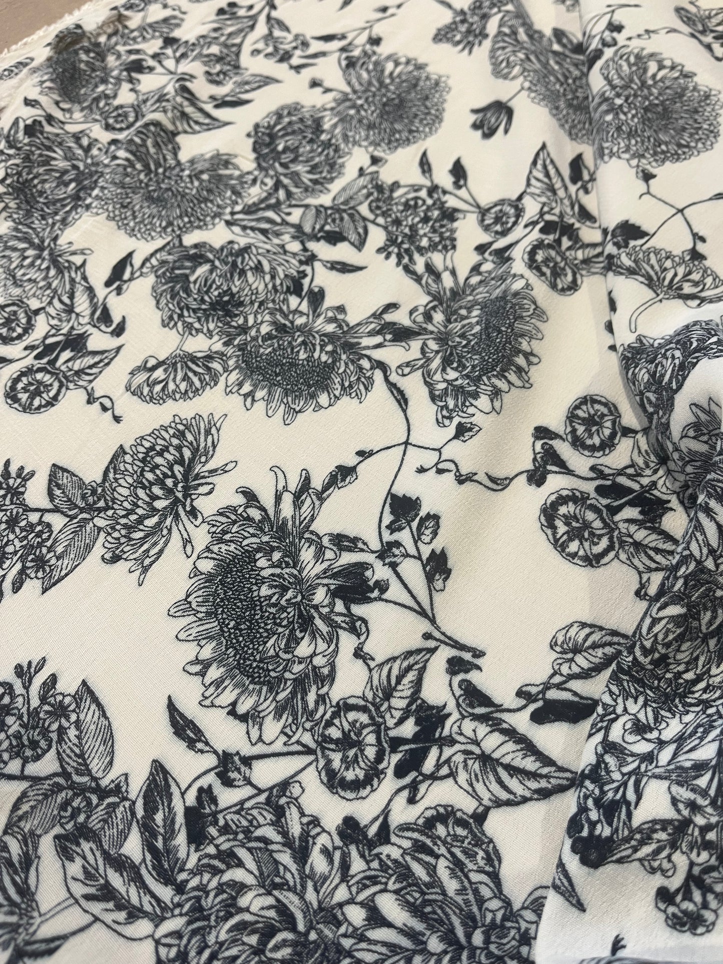 B01 Mattia 1000 crêpe viscose black/white print