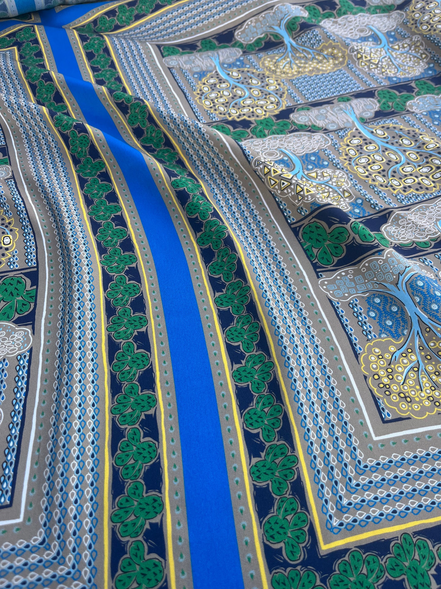 RW 083 twill with foulard print