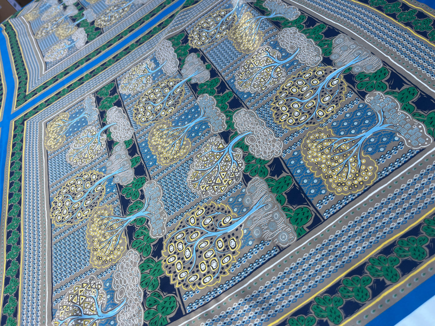RW 083 twill with foulard print