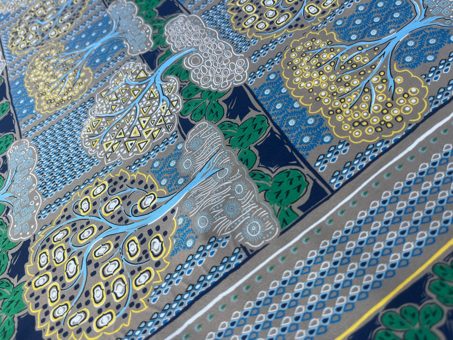 RW 083 twill with foulard print