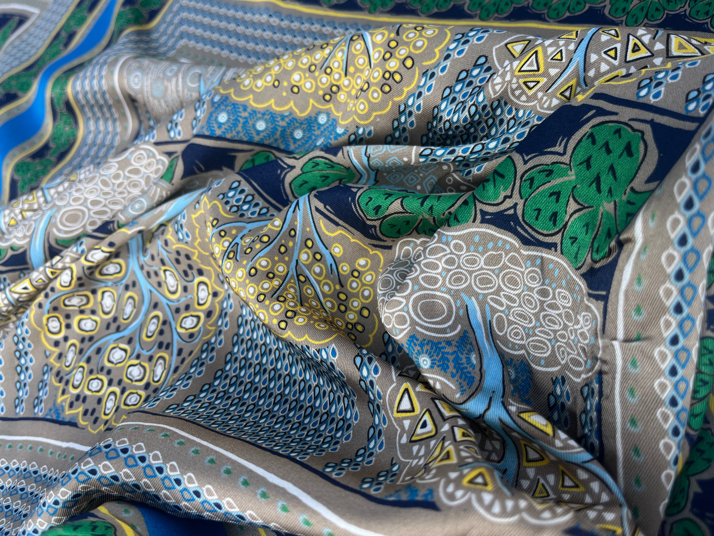 RW 083 twill with foulard print