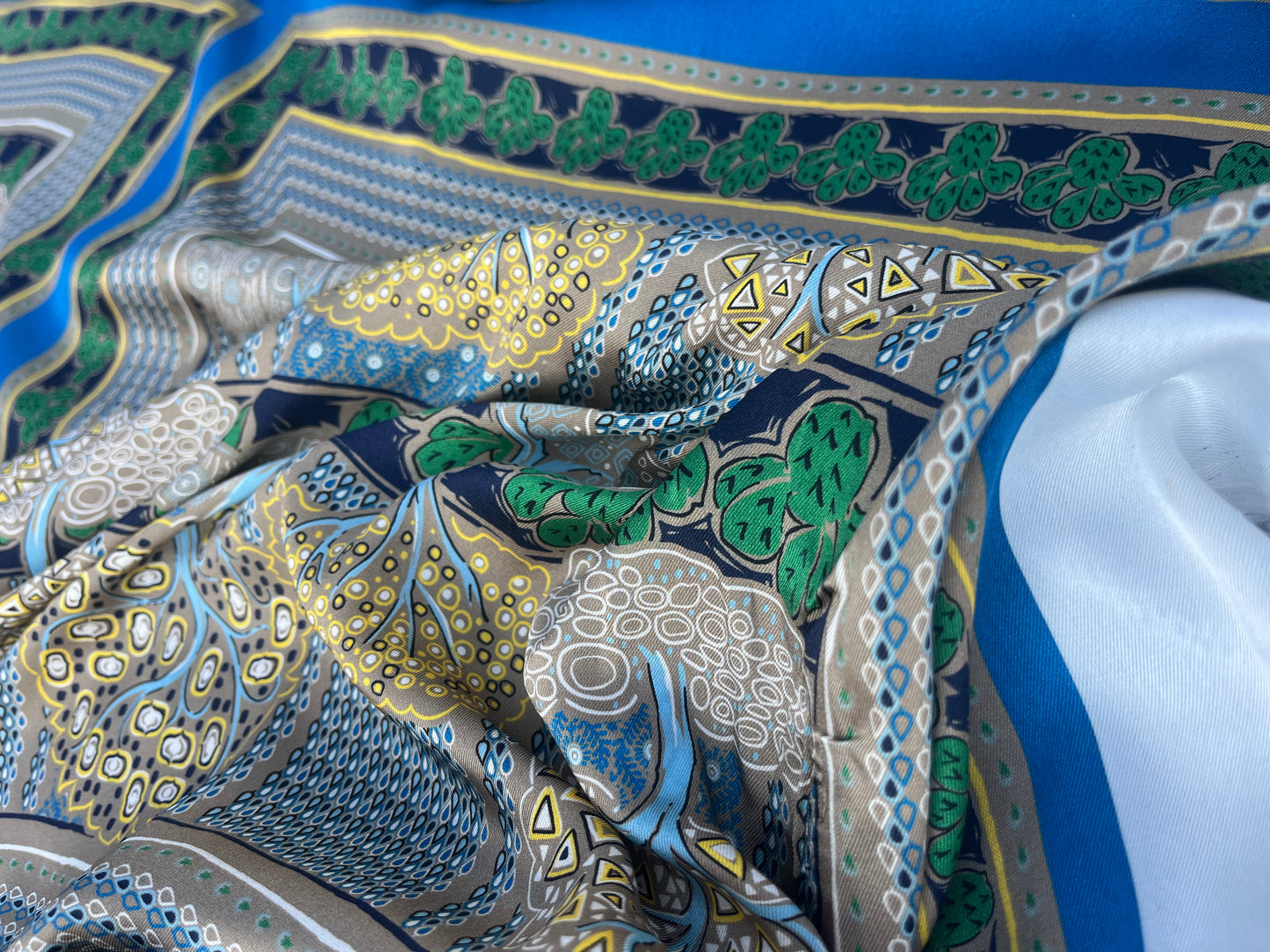 RW 083 twill with foulard print