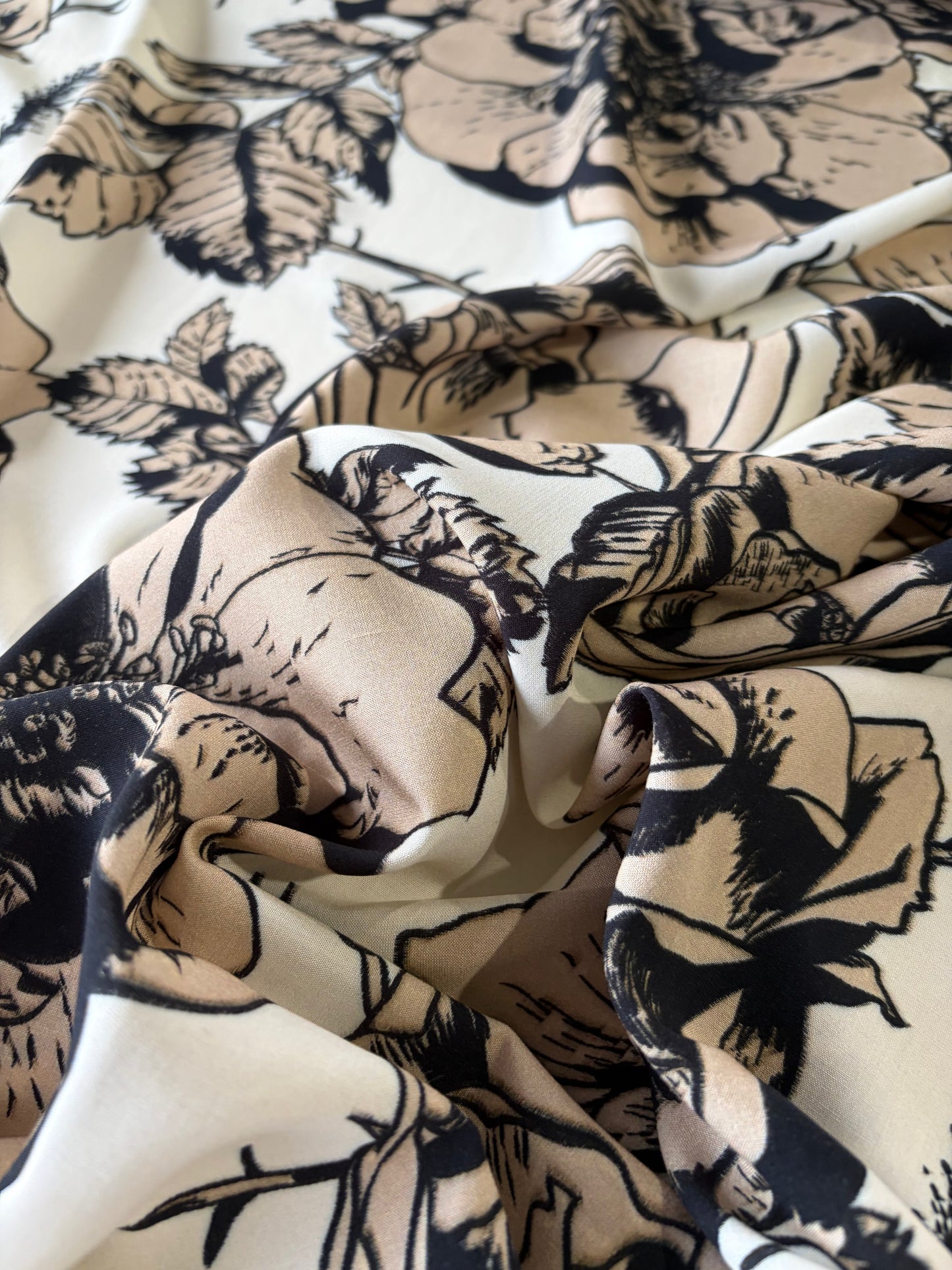 AL 002 viscose "sand/black flowers"