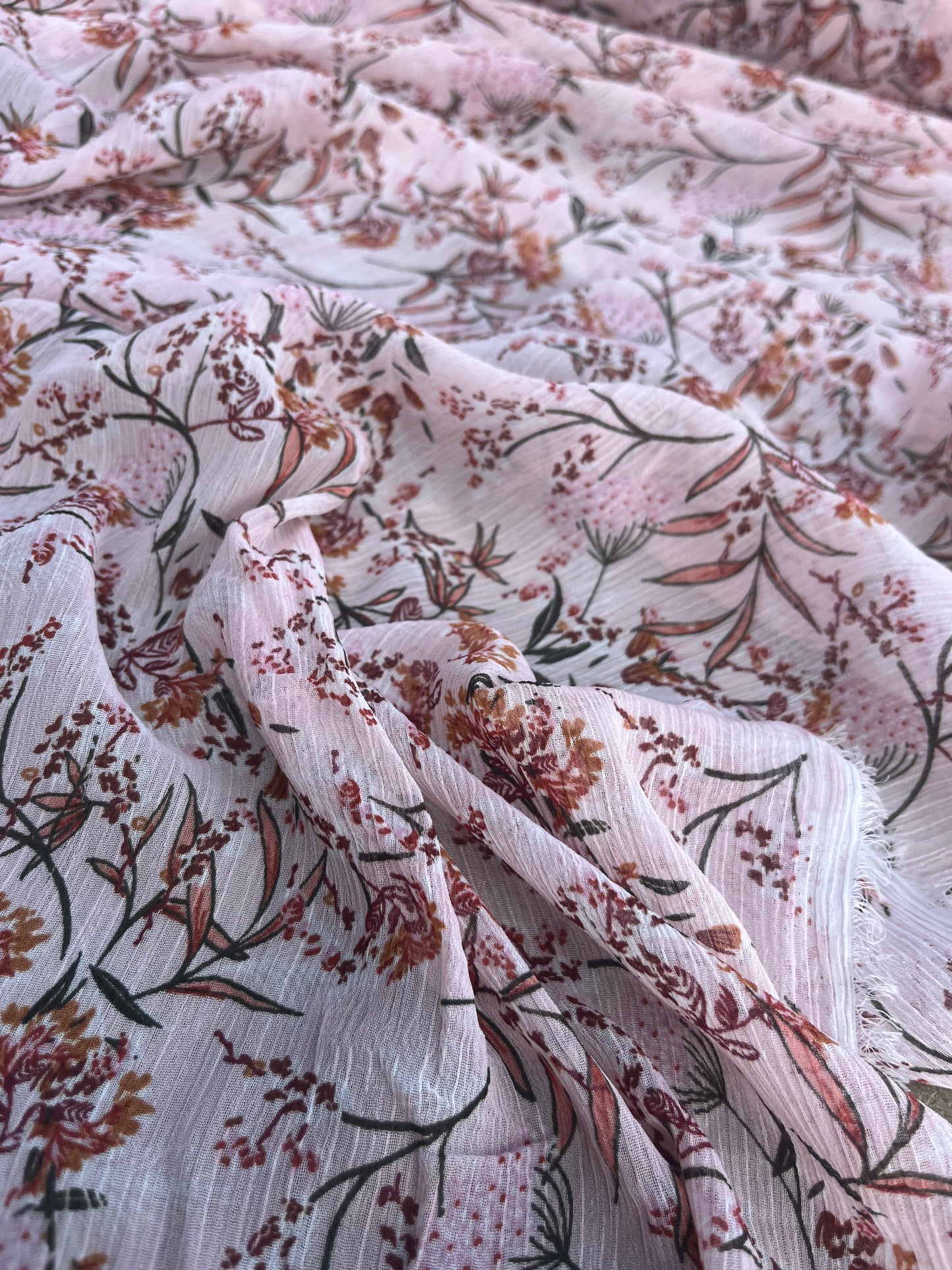 RW 092 crepon with romantic flower print rose poudre