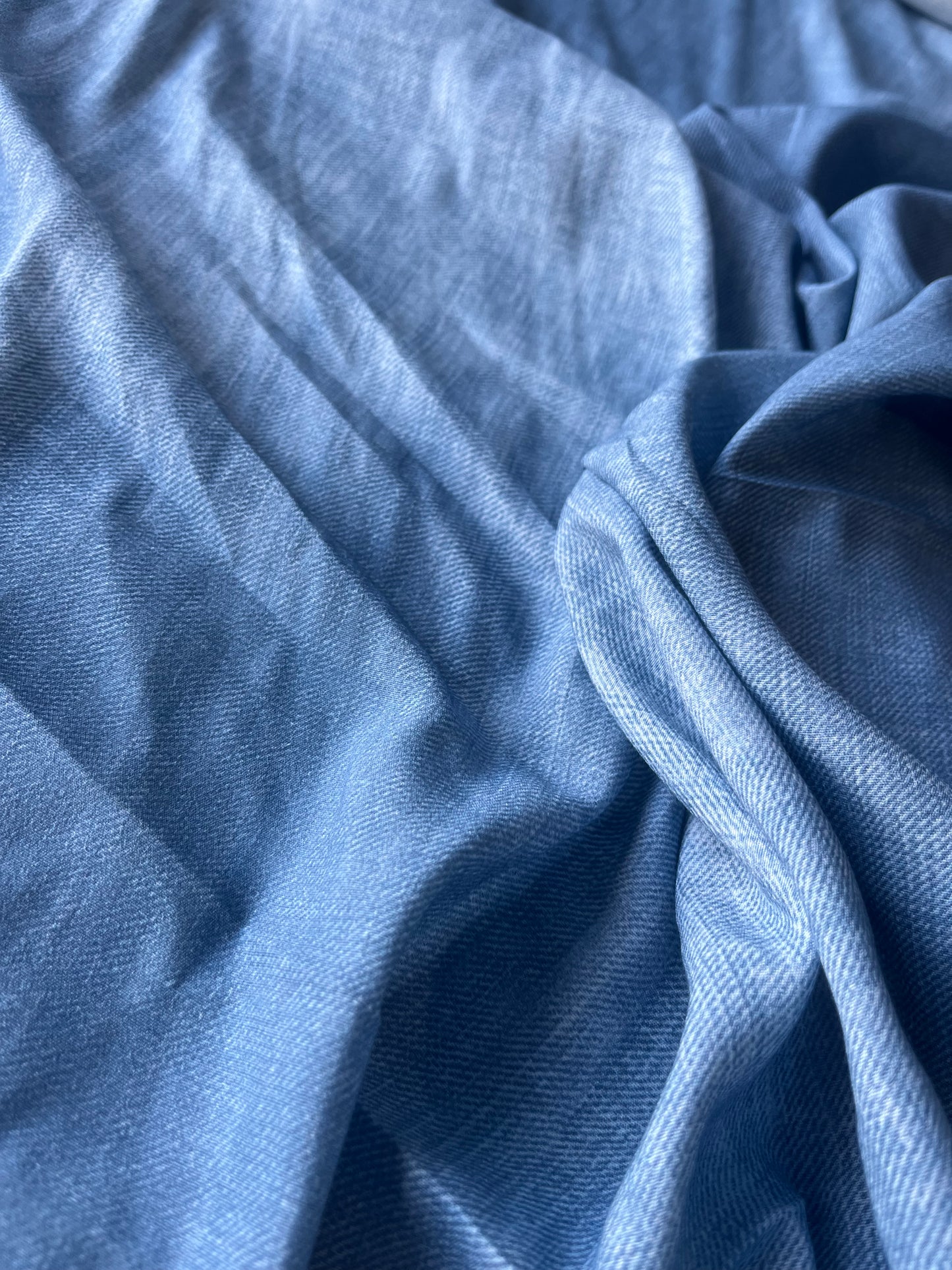 LOUNGE 010 viscose crêpe with tie-dye jeans effect