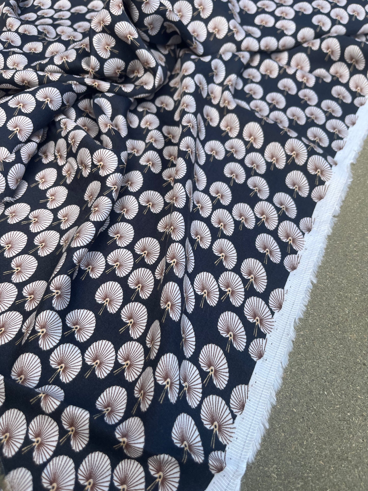RW 096 viscose satin elegant print ginkgo