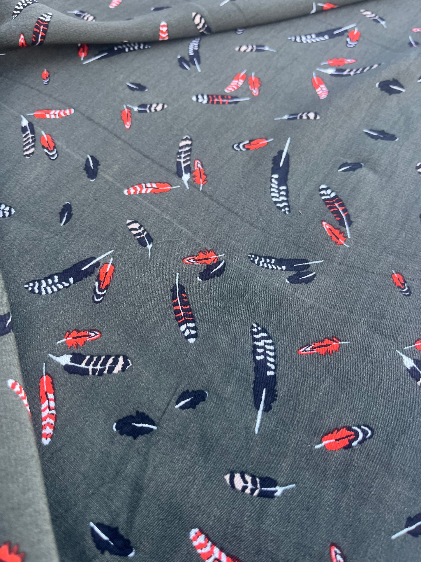 WINDSOR 015 crêpe viscose feather print