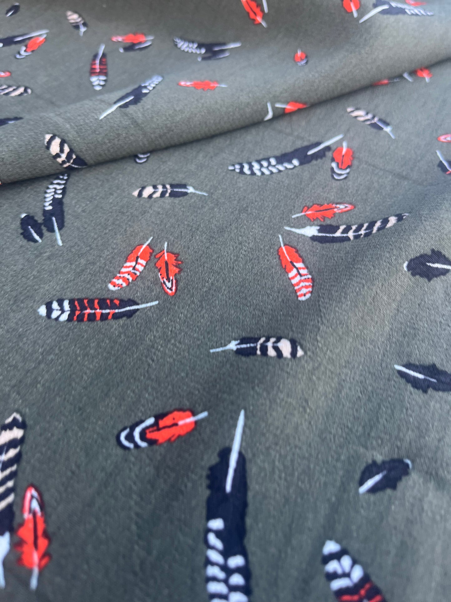 WINDSOR 015 crêpe viscose feather print