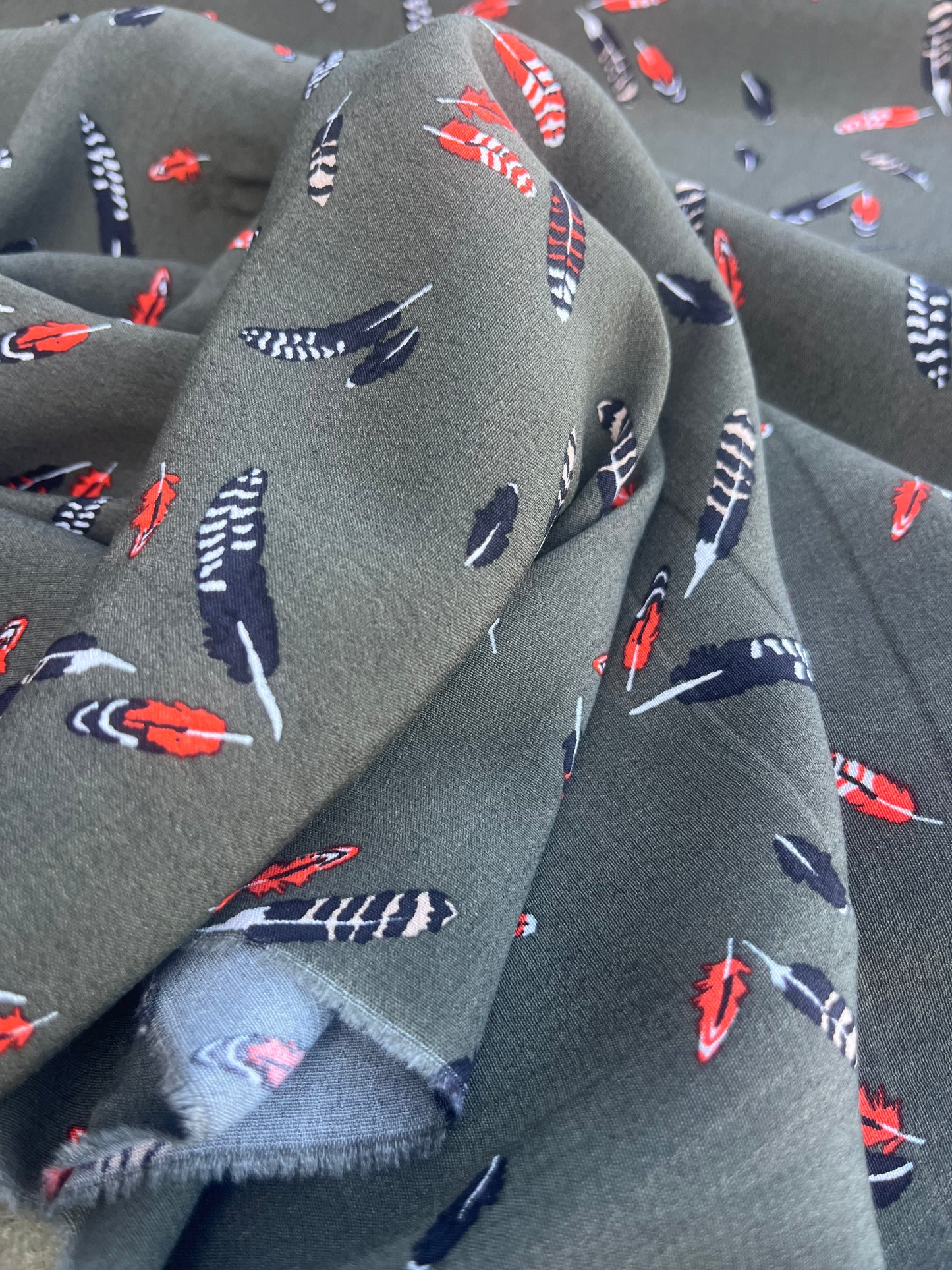 WINDSOR 015 crêpe viscose feather print