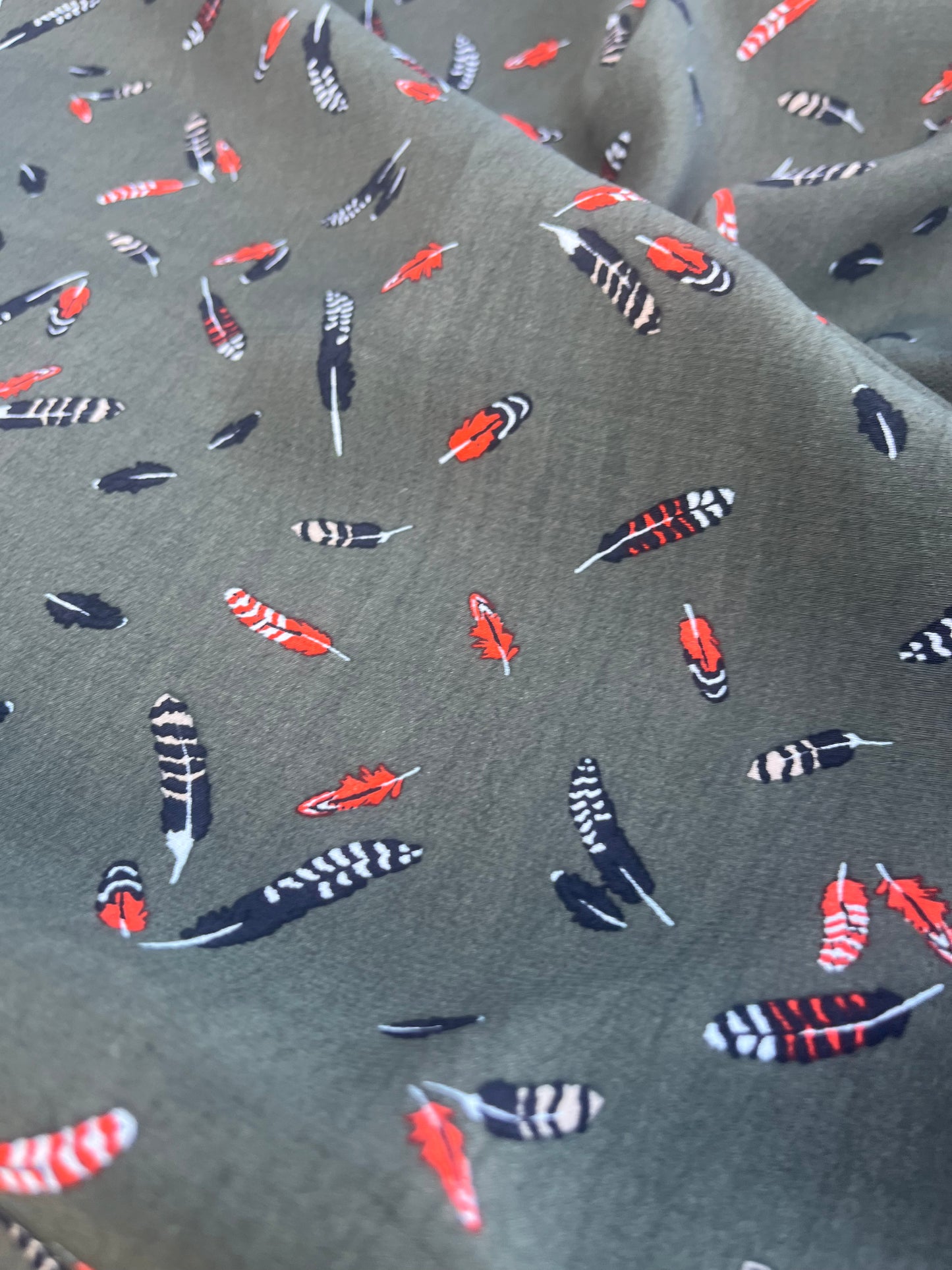 WINDSOR 015 crêpe viscose feather print