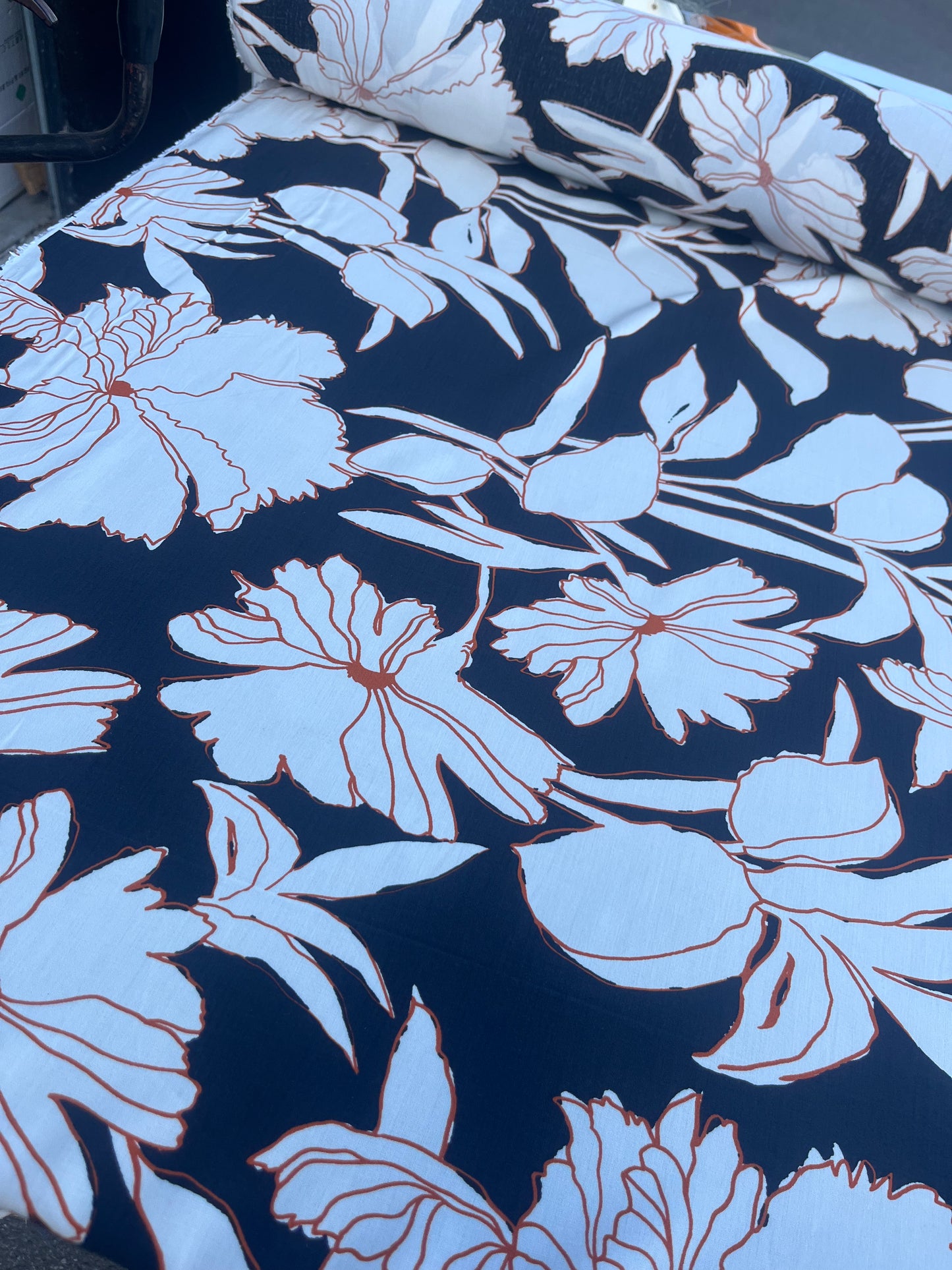 JUSTIN 004 viscose fibrane black.white flower