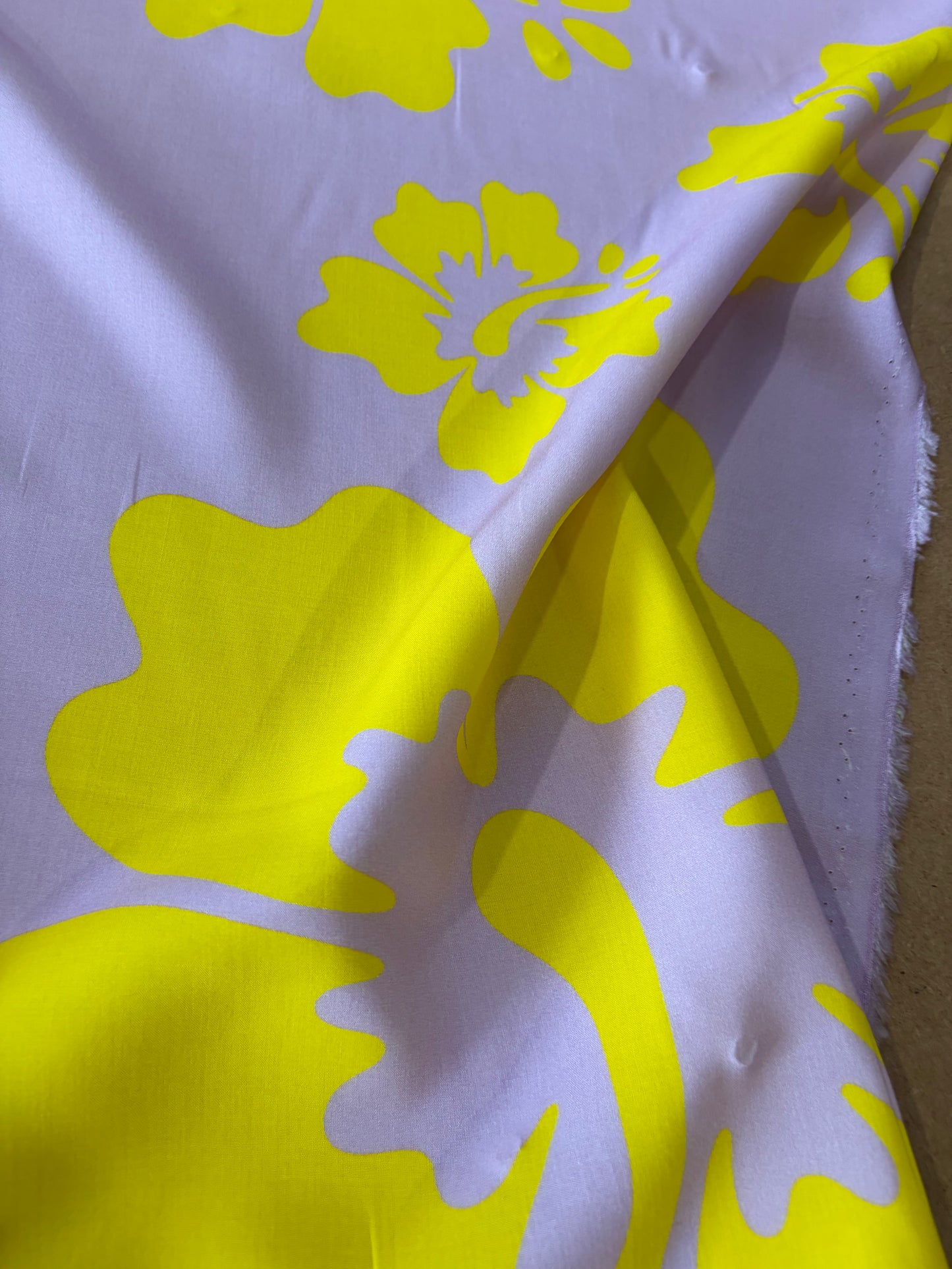 KRUSTY 031 pink/yellow giant hibiscus viscose print