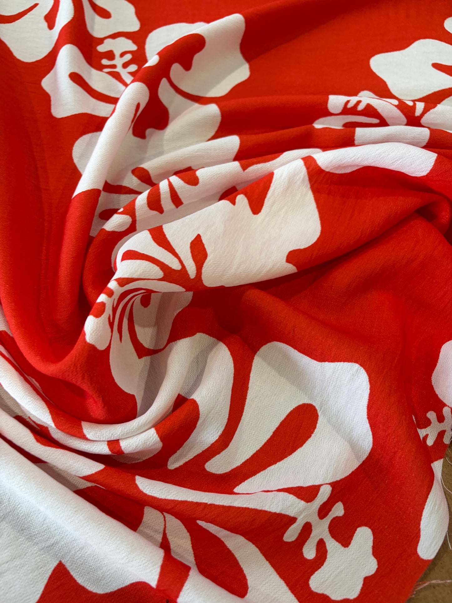 KRUSTY 033 tangerine/ecru giant hibiscus viscose print