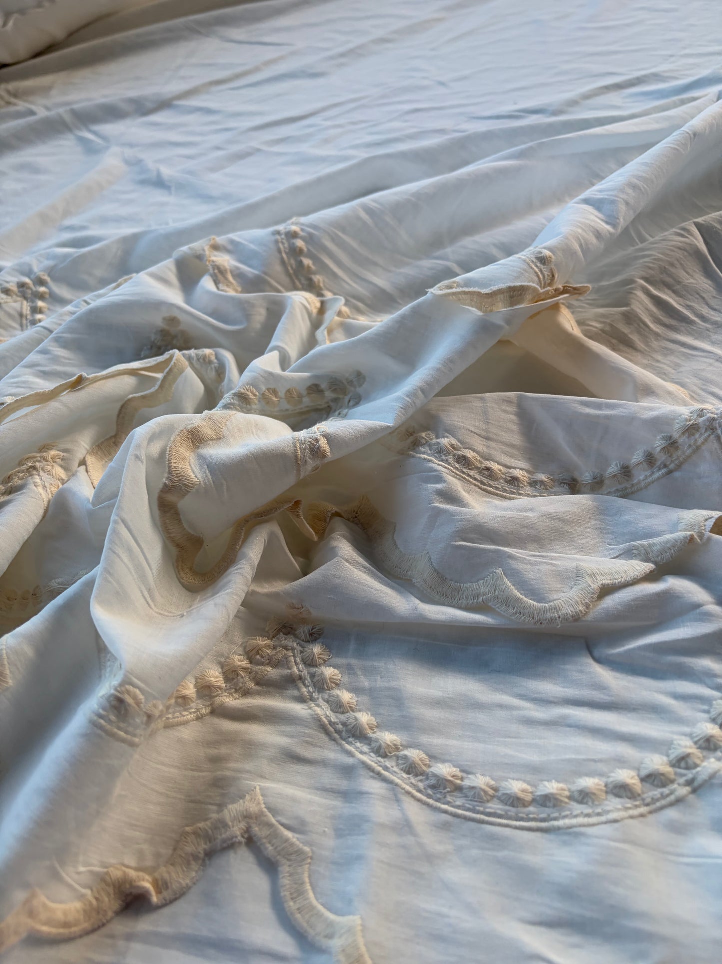 BURNS 029 white singel border embroidery white