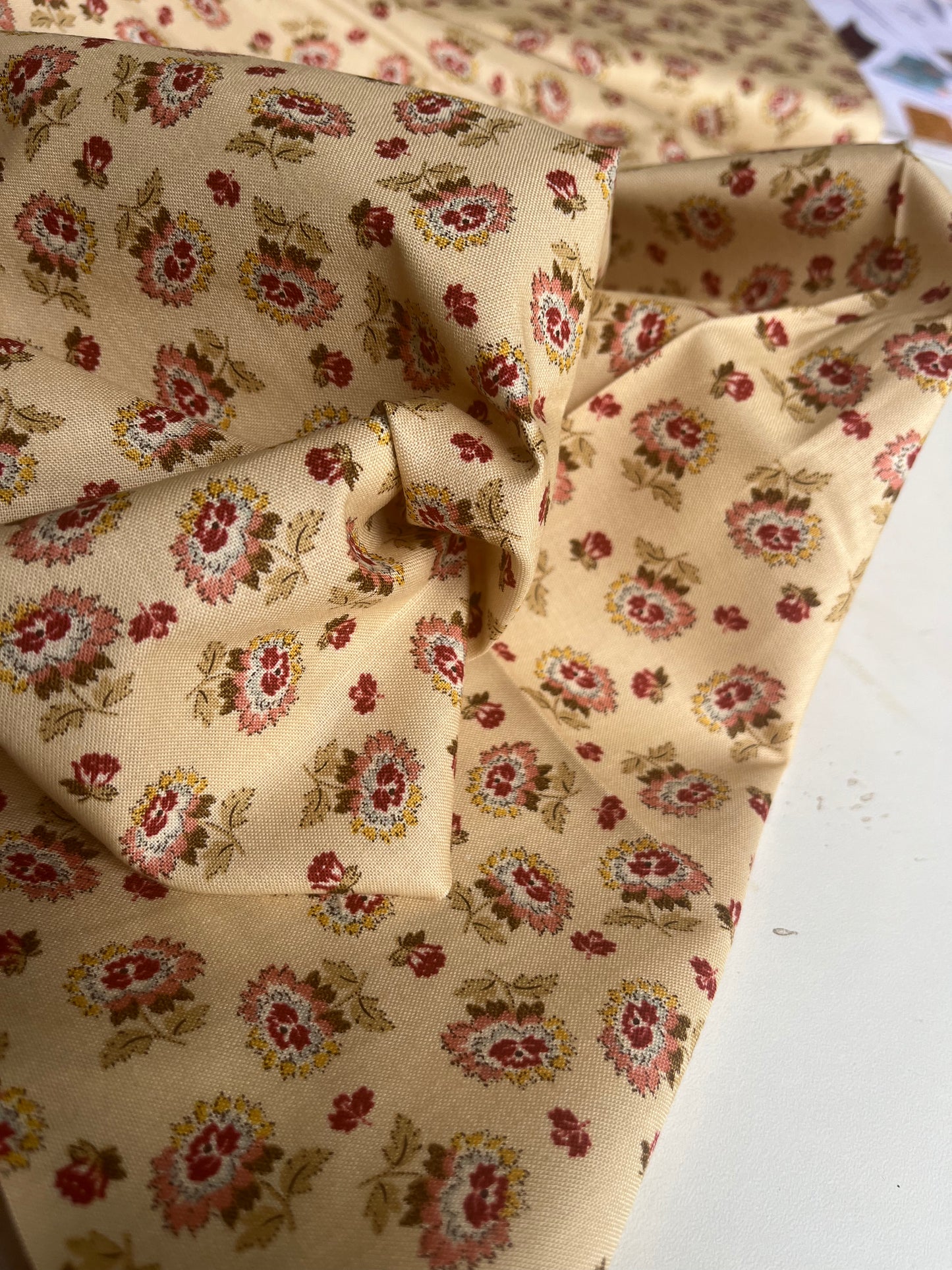 MAHARADJA 033 Indian cotton wild roses ecru