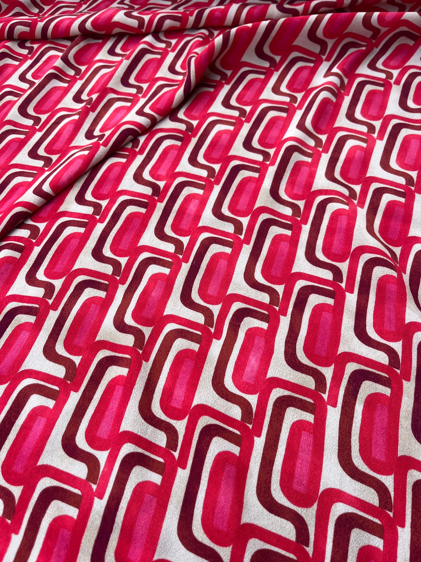 ROSARIO 014 viscose crêpe red/pink geometrical formes