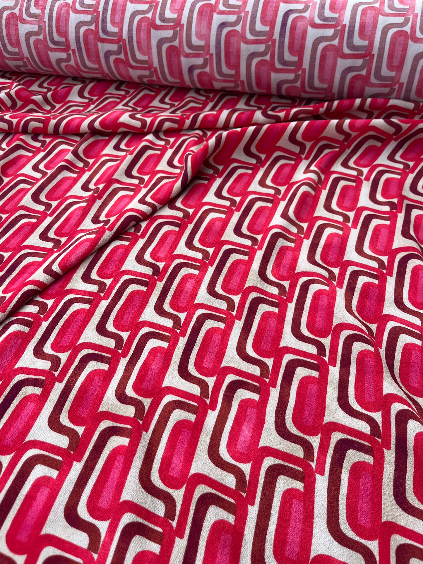 ROSARIO 014 viscose crêpe red/pink geometrical formes