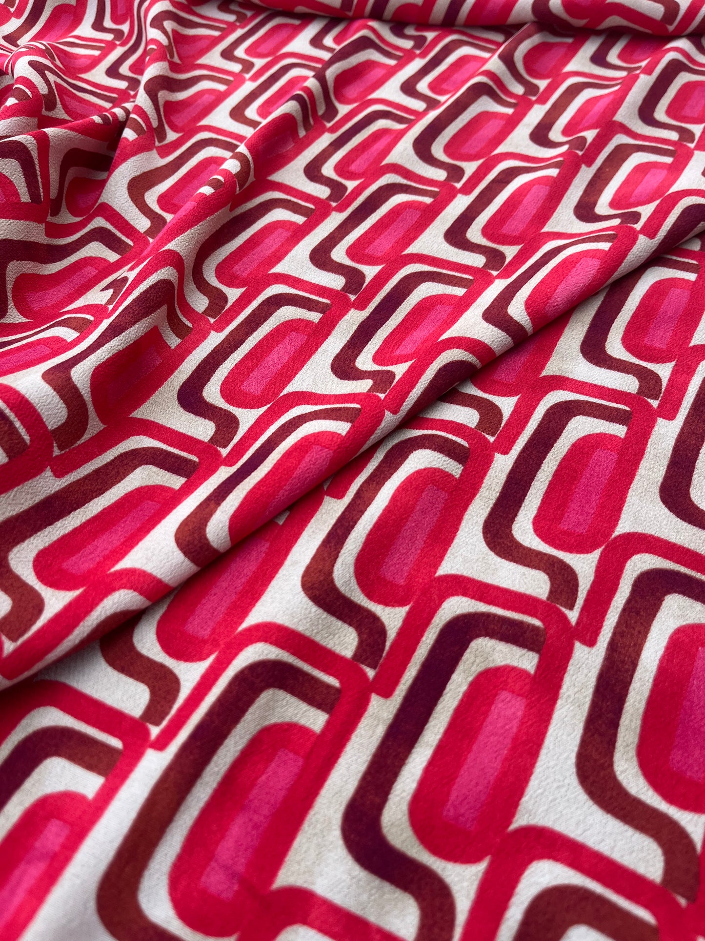 ROSARIO 014 viscose crêpe red/pink geometrical formes