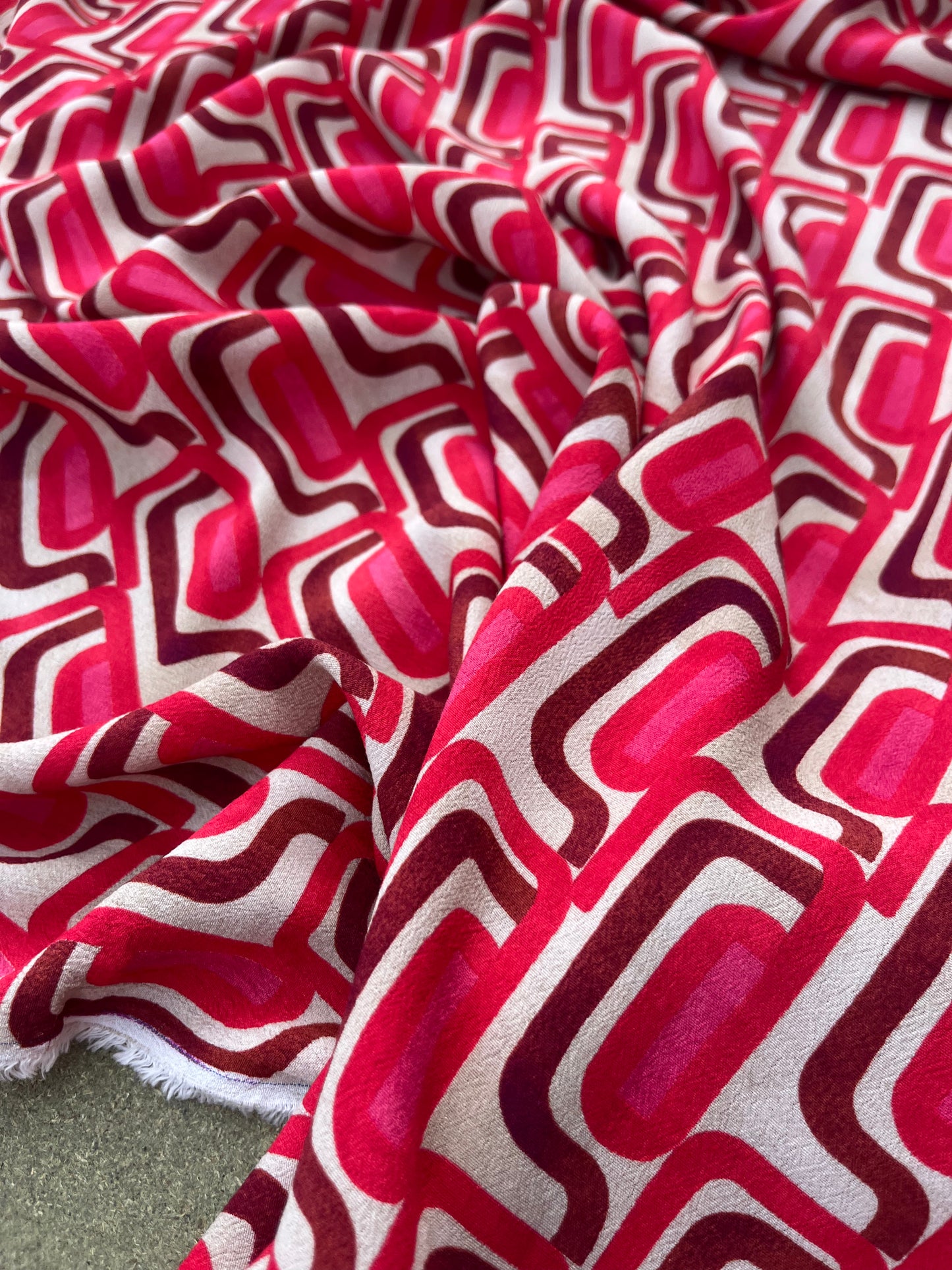 ROSARIO 014 viscose crêpe red/pink geometrical formes