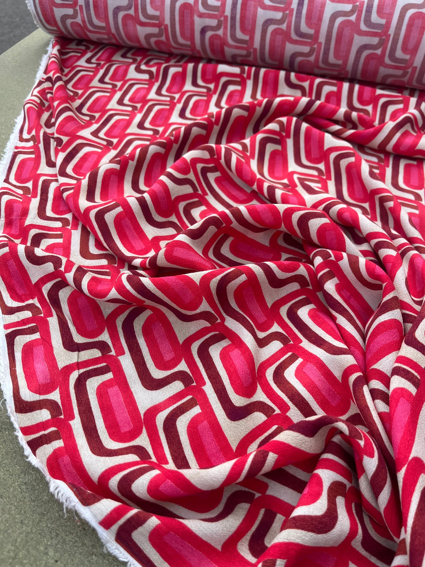 ROSARIO 014 viscose crêpe red/pink geometrical formes