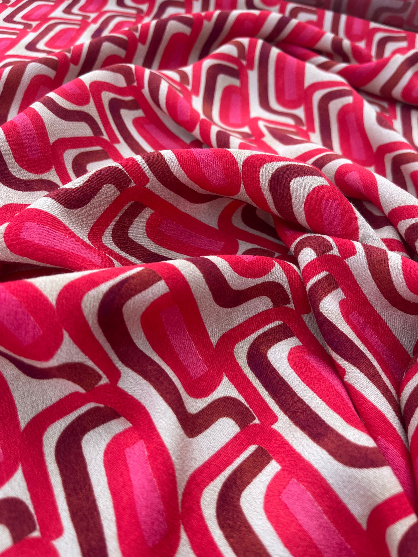 ROSARIO 014 viscose crêpe red/pink geometrical formes