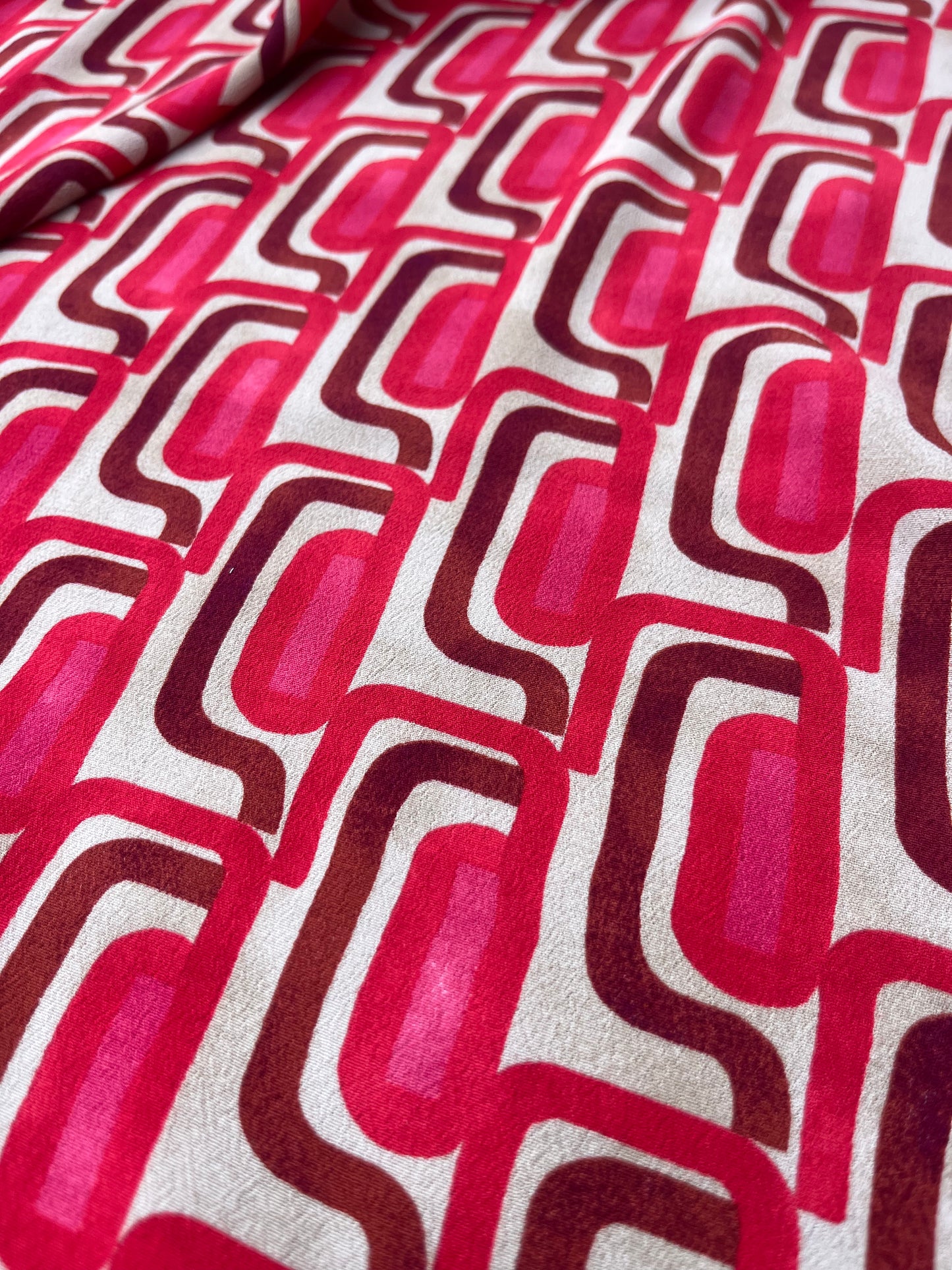 ROSARIO 014 viscose crêpe red/pink geometrical formes