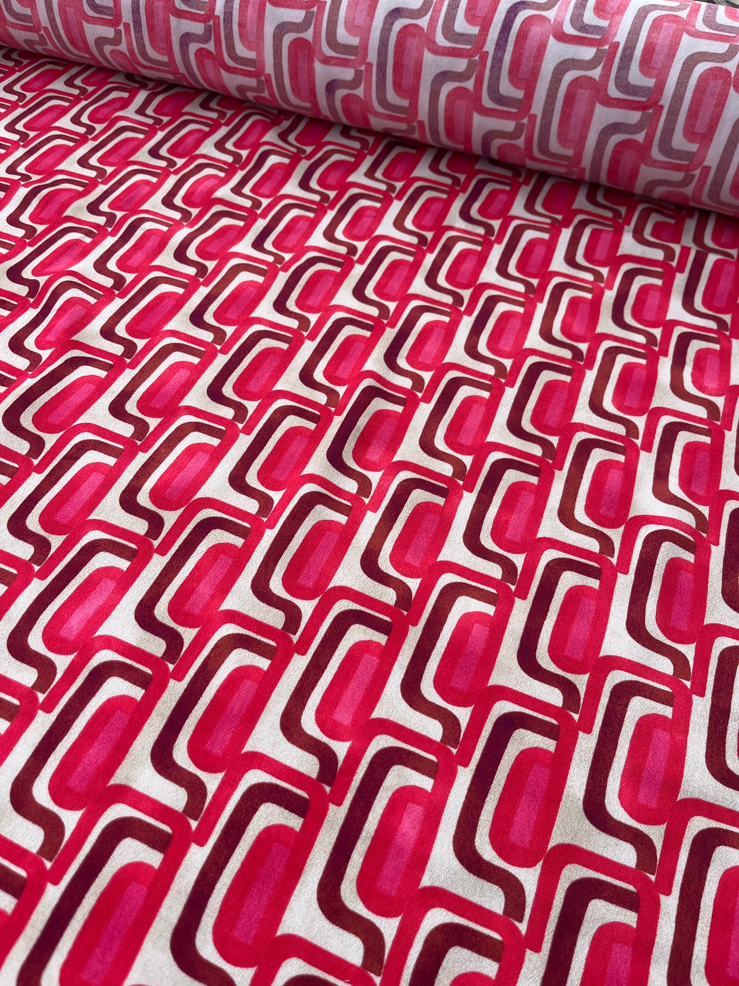 ROSARIO 014 viscose crêpe red/pink geometrical formes