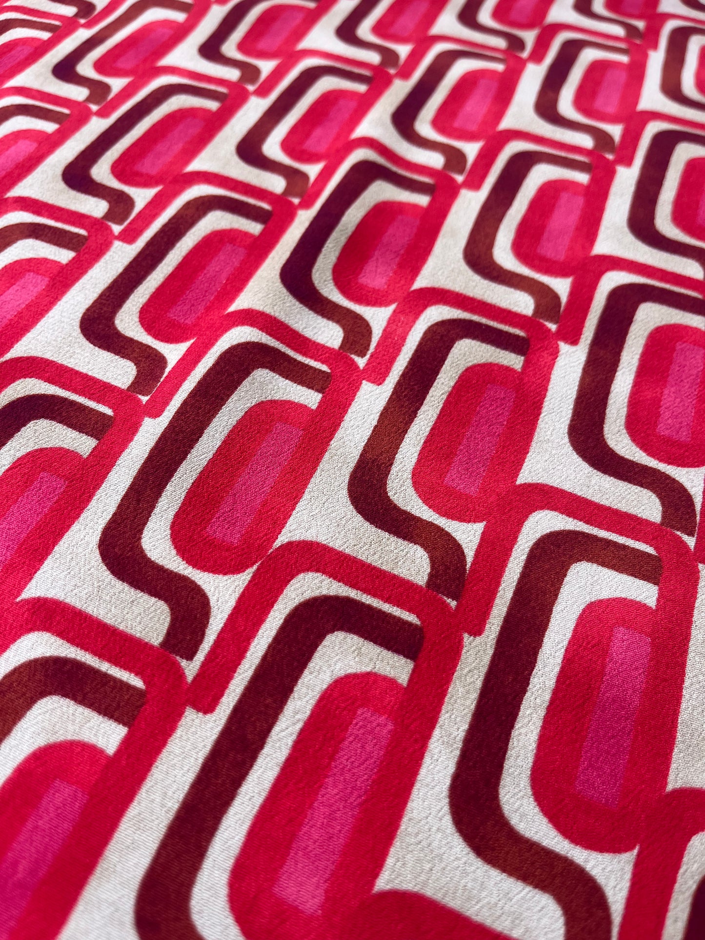 ROSARIO 014 viscose crêpe red/pink geometrical formes