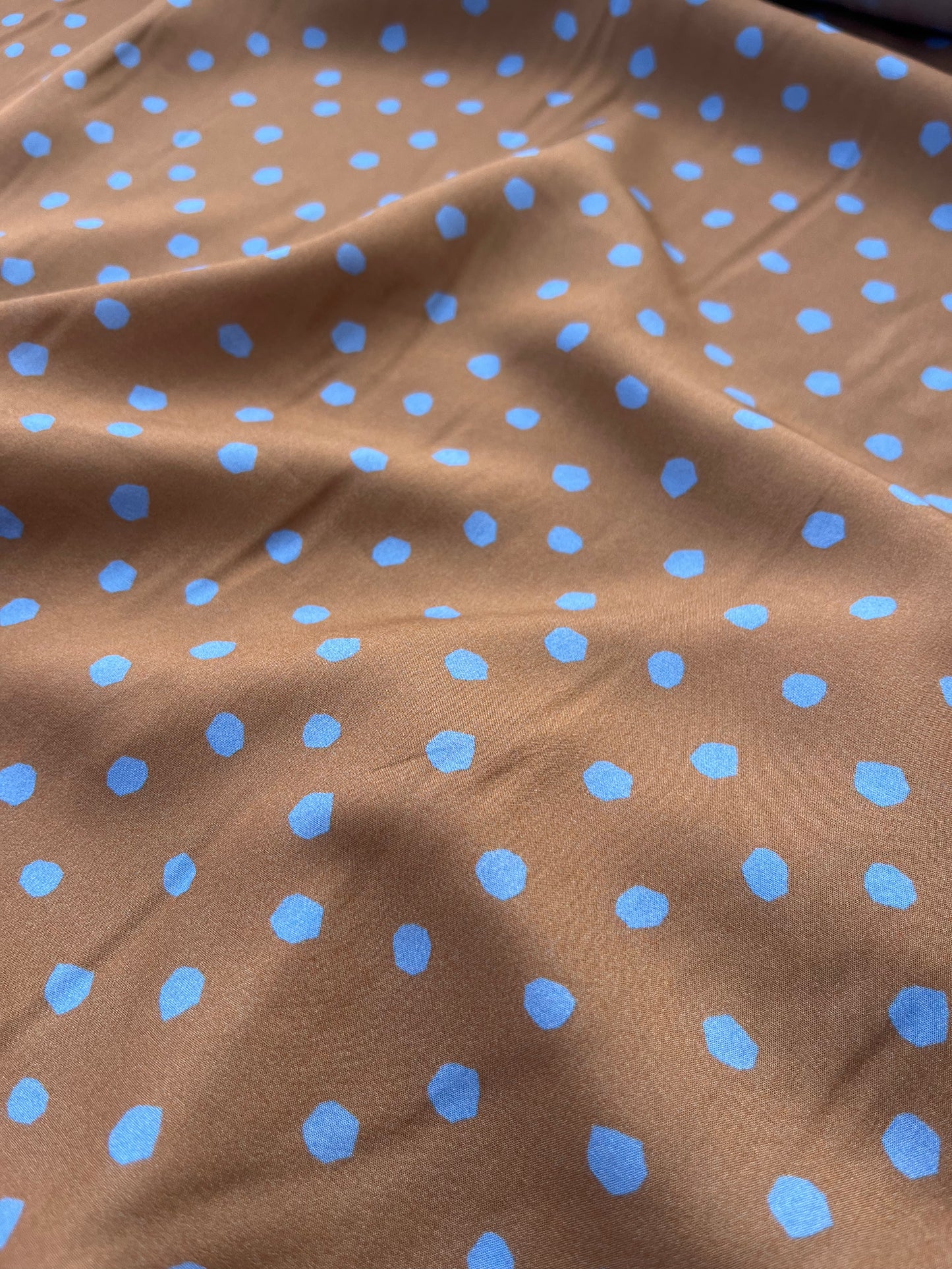 LC ROSARIO 029 satin with dots cognac/blue