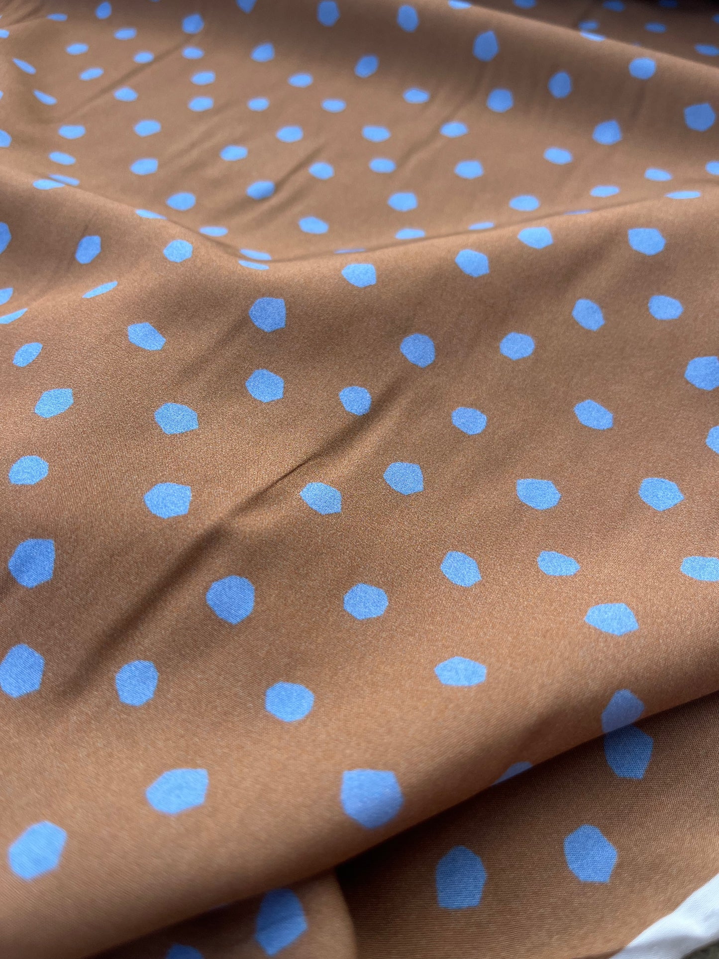 LC ROSARIO 029 satin with dots cognac/blue