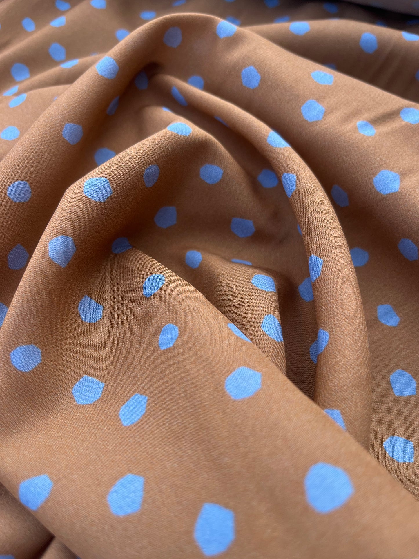 LC ROSARIO 029 satin with dots cognac/blue