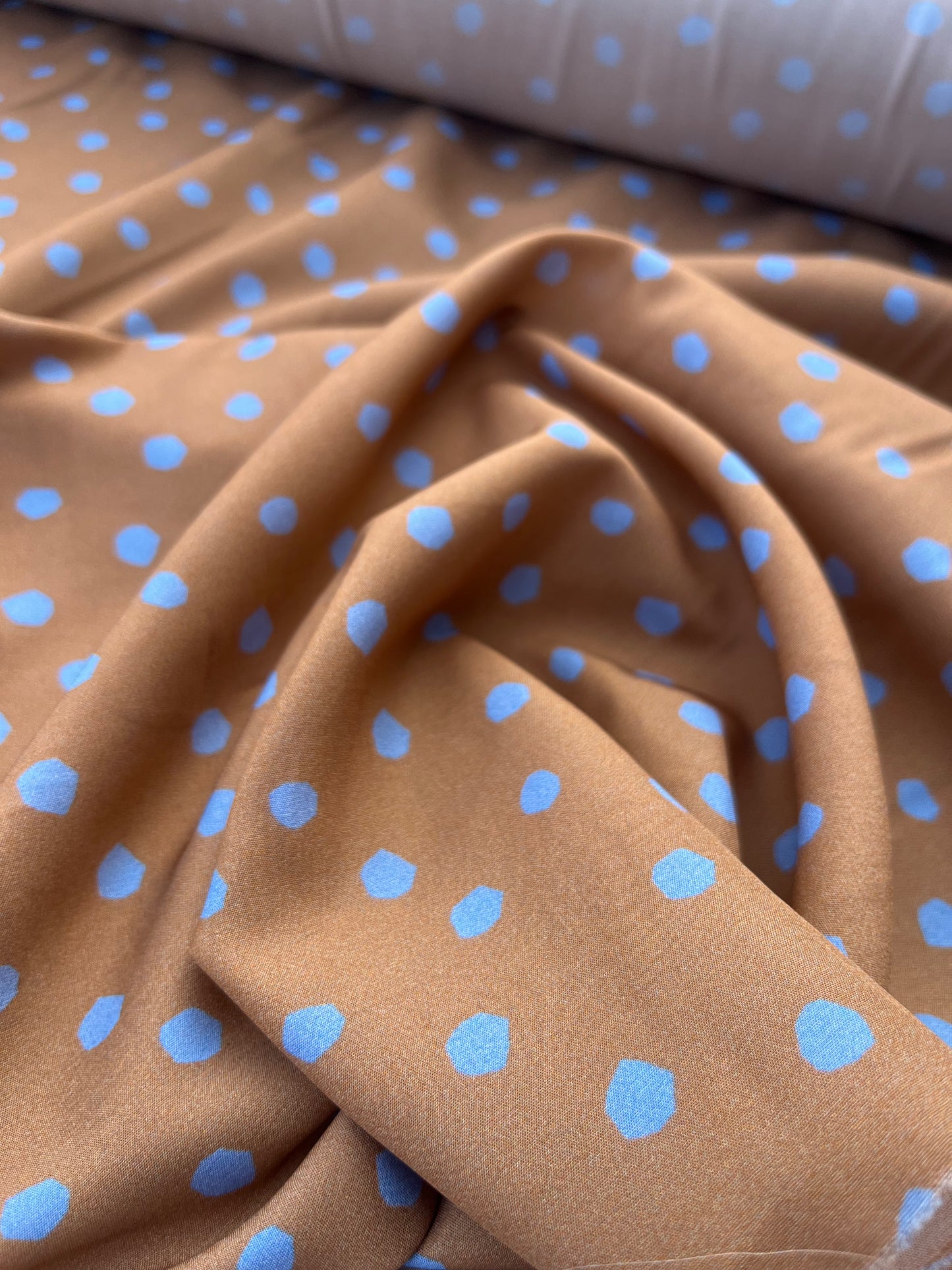 LC ROSARIO 029 satin with dots cognac/blue