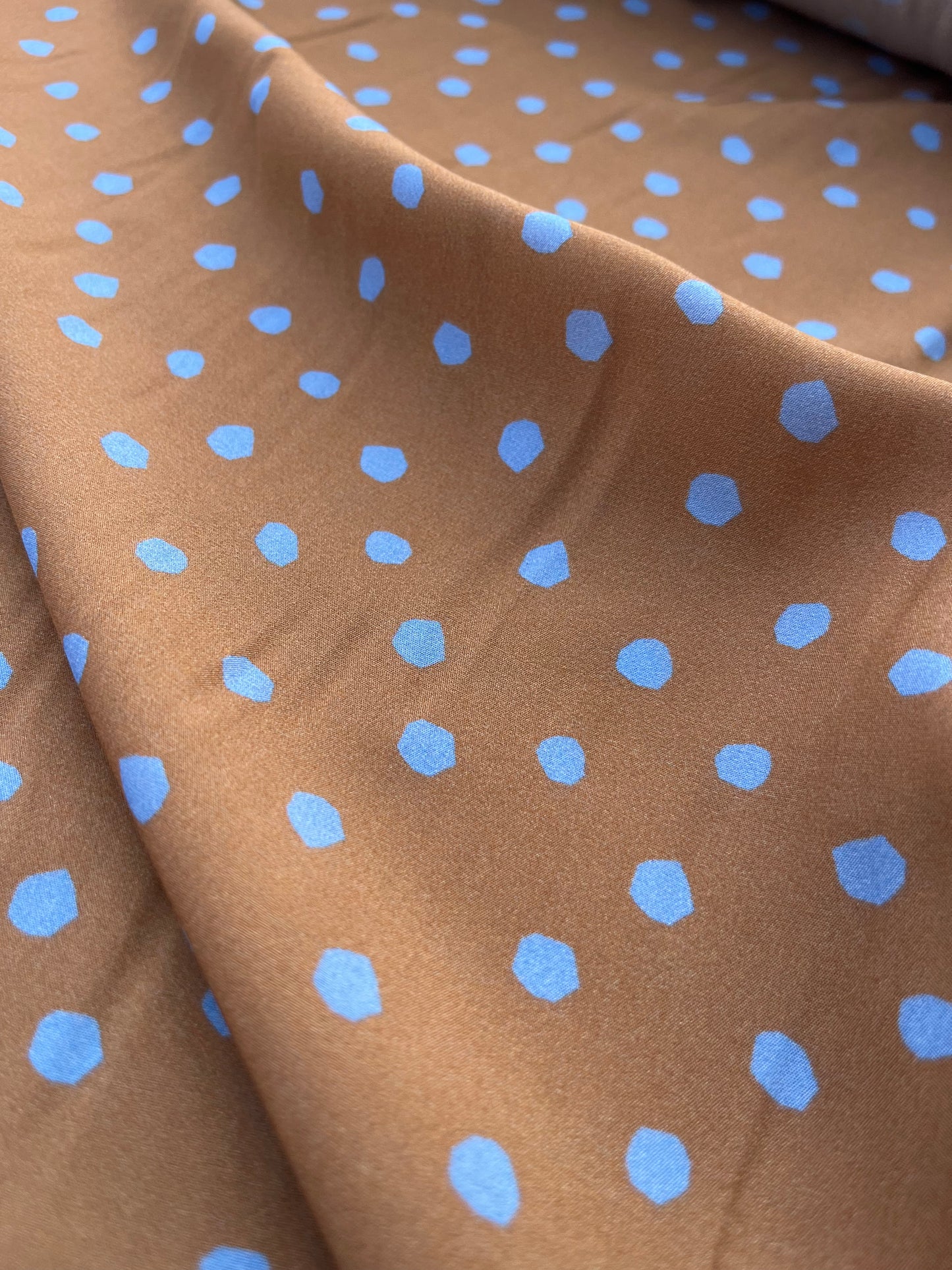 LC ROSARIO 029 satin with dots cognac/blue