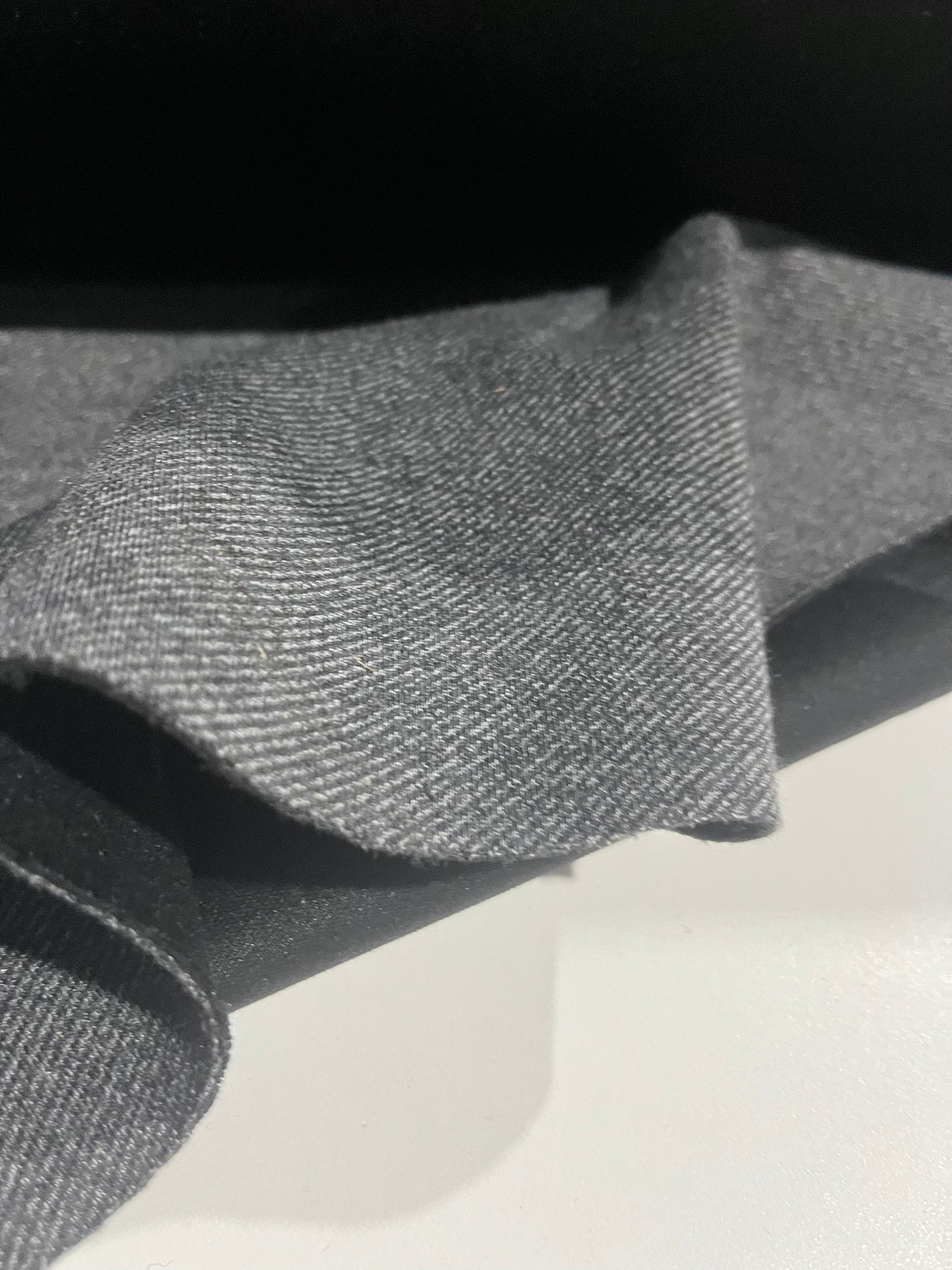 Flip side 125 wool contrecollé grey twill with black jersey inside