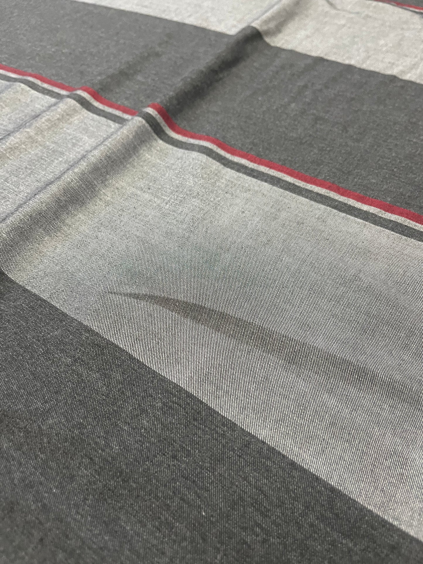 H01 Indy 021 irregular twill stripes grey/red